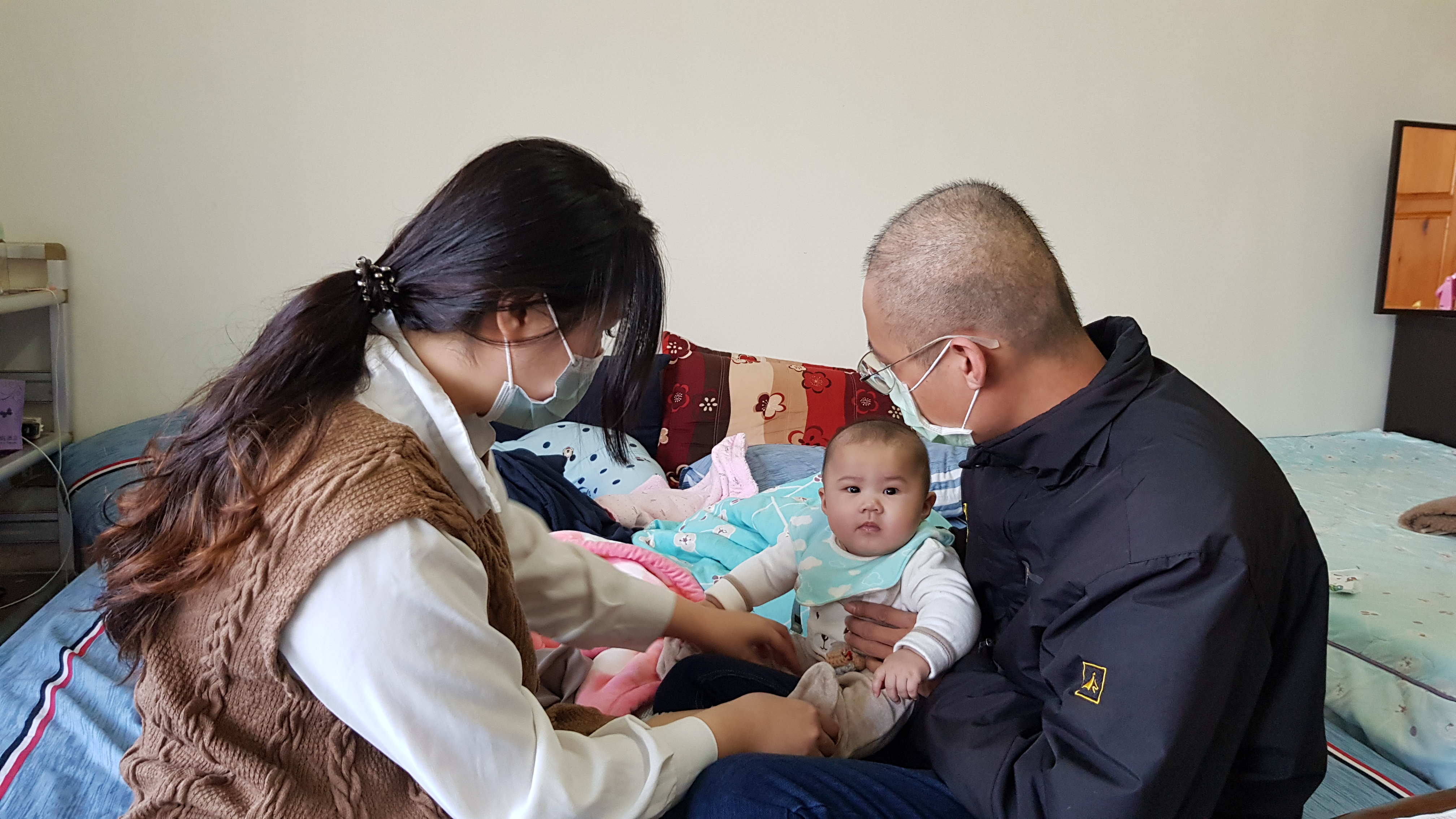 阿民(右)與太太阿怡哄著女兒小芯,他說:「為了這個家,我一定要撐下去。」韓旭爾攝 阿民(右)與太太阿怡哄著女兒小芯,他說:「為了這個家,我一定要撐下去。」韓旭爾攝