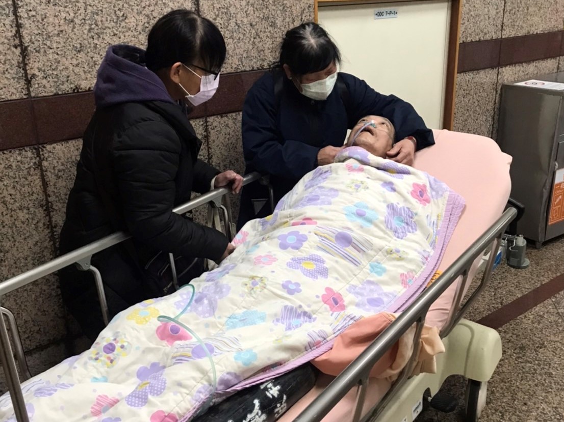 潘育玫(後左)與婆婆在醫院探視回診的先生。(圖:親友提供) 潘育玫(後左)與婆婆在醫院探視回診的先生。(圖:親友提供)
