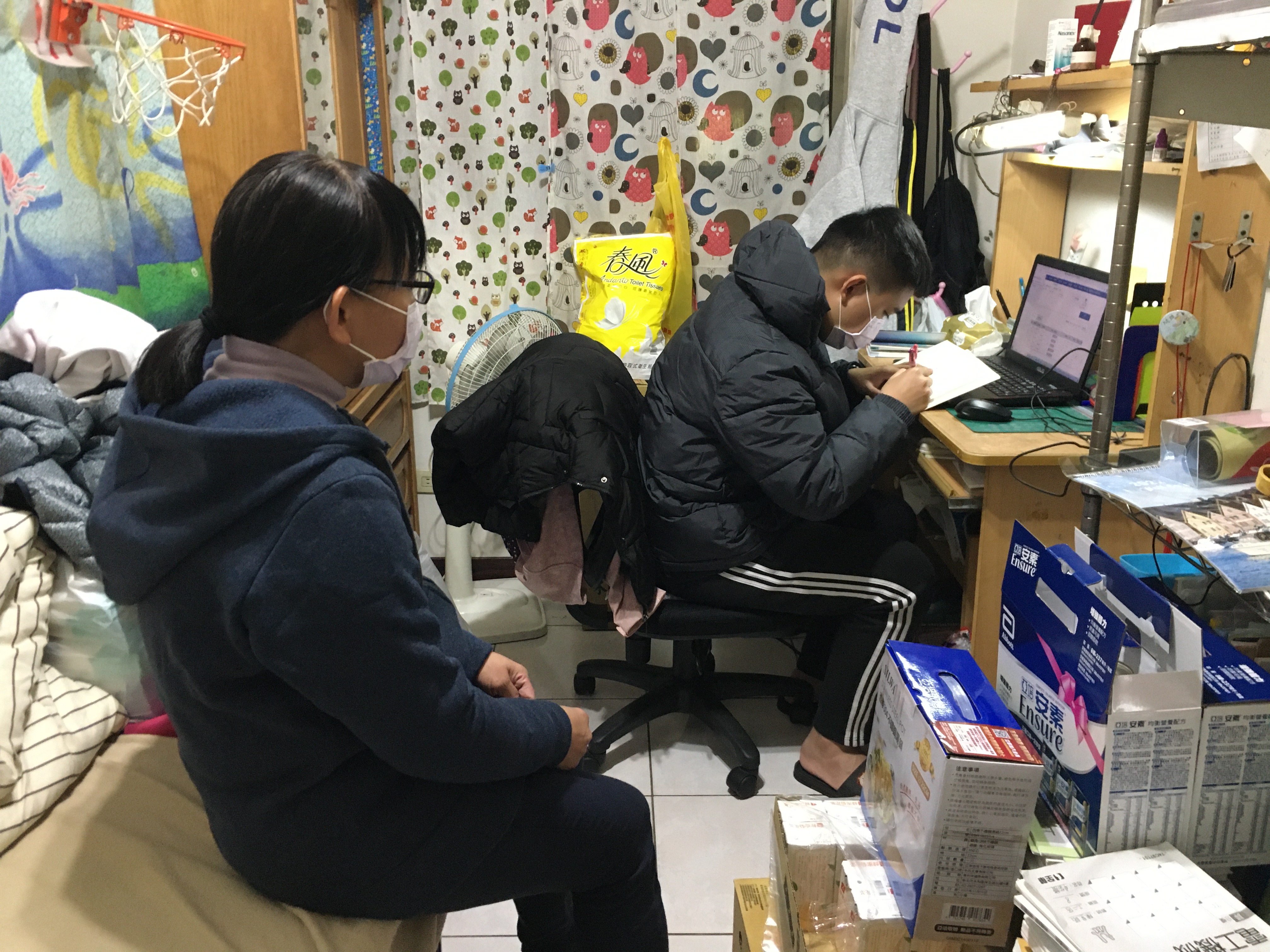 潘育玫(左)盼高2子仍能順利完成高中學業。向高彬攝 潘育玫(左)盼高2子仍能順利完成高中學業。向高彬攝