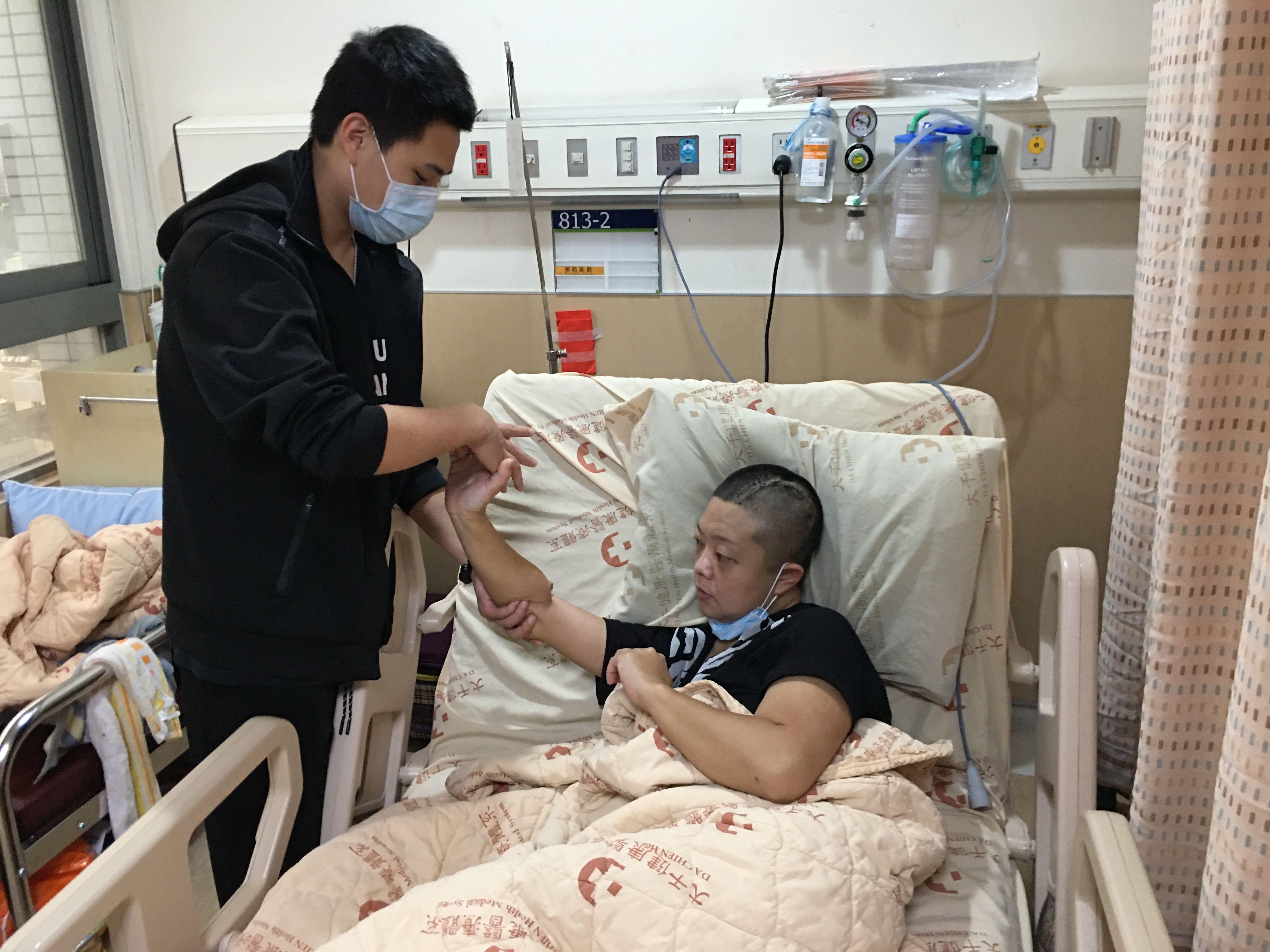 就讀高1的小成(左)說協助媽媽復健。向高彬攝 就讀高1的小成(左)說協助媽媽復健。向高彬攝