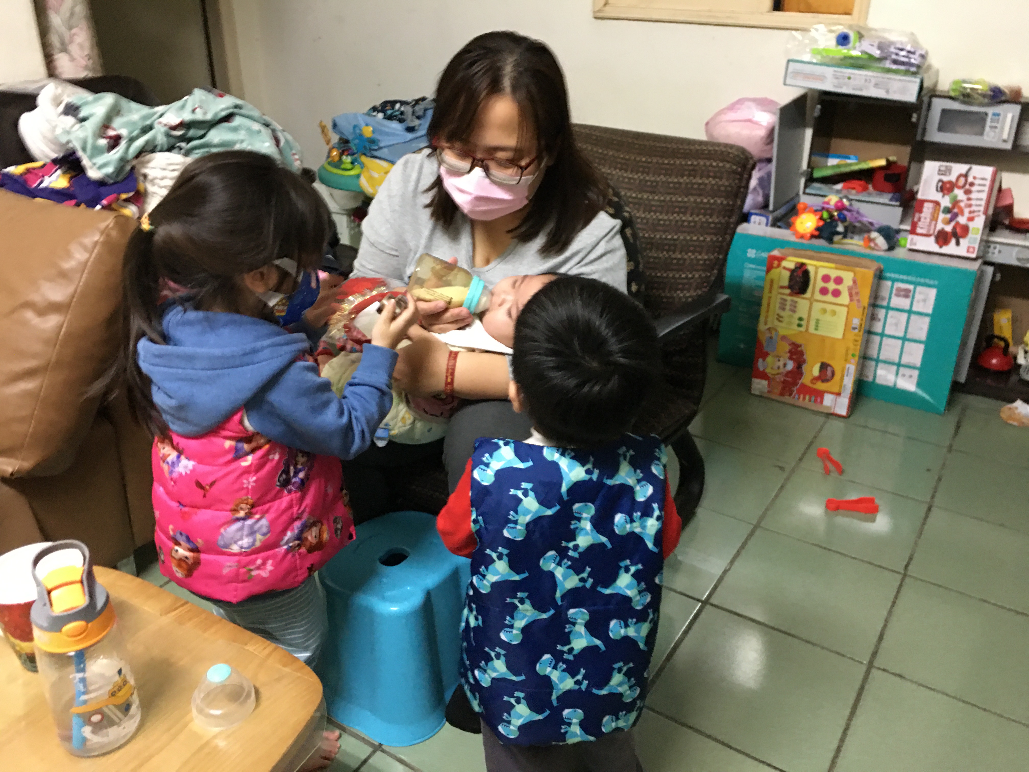 林雅芳(後) 盼先生早日康復,「我和孩子都在等他回家。」向高彬攝 林雅芳(後) 盼先生早日康復,「我和孩子都在等他回家。」向高彬攝
