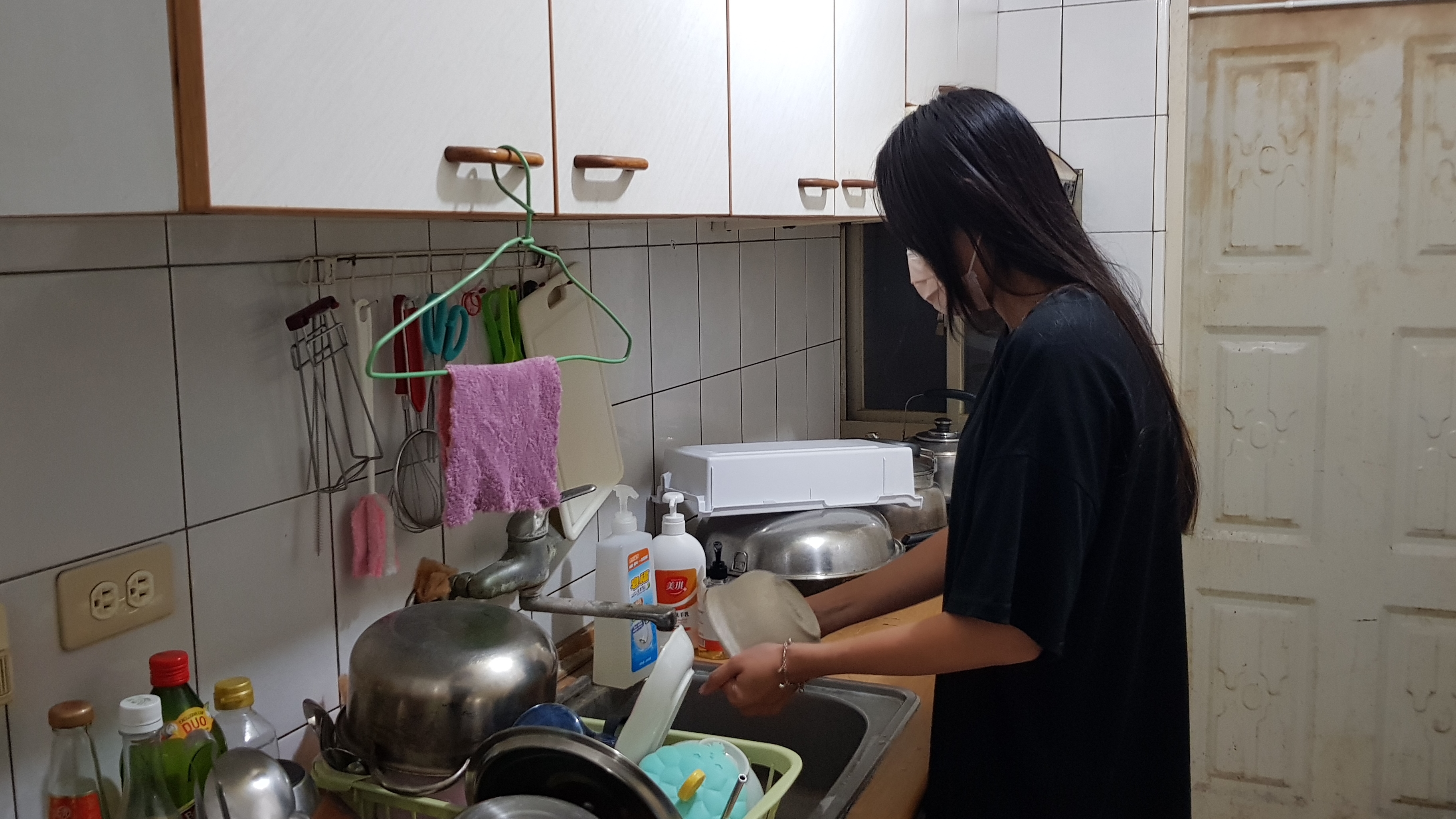 阿菘伯的外孫女小婷平時會主動幫忙做家事。韓旭爾攝 阿菘伯的外孫女小婷平時會主動幫忙做家事。韓旭爾攝