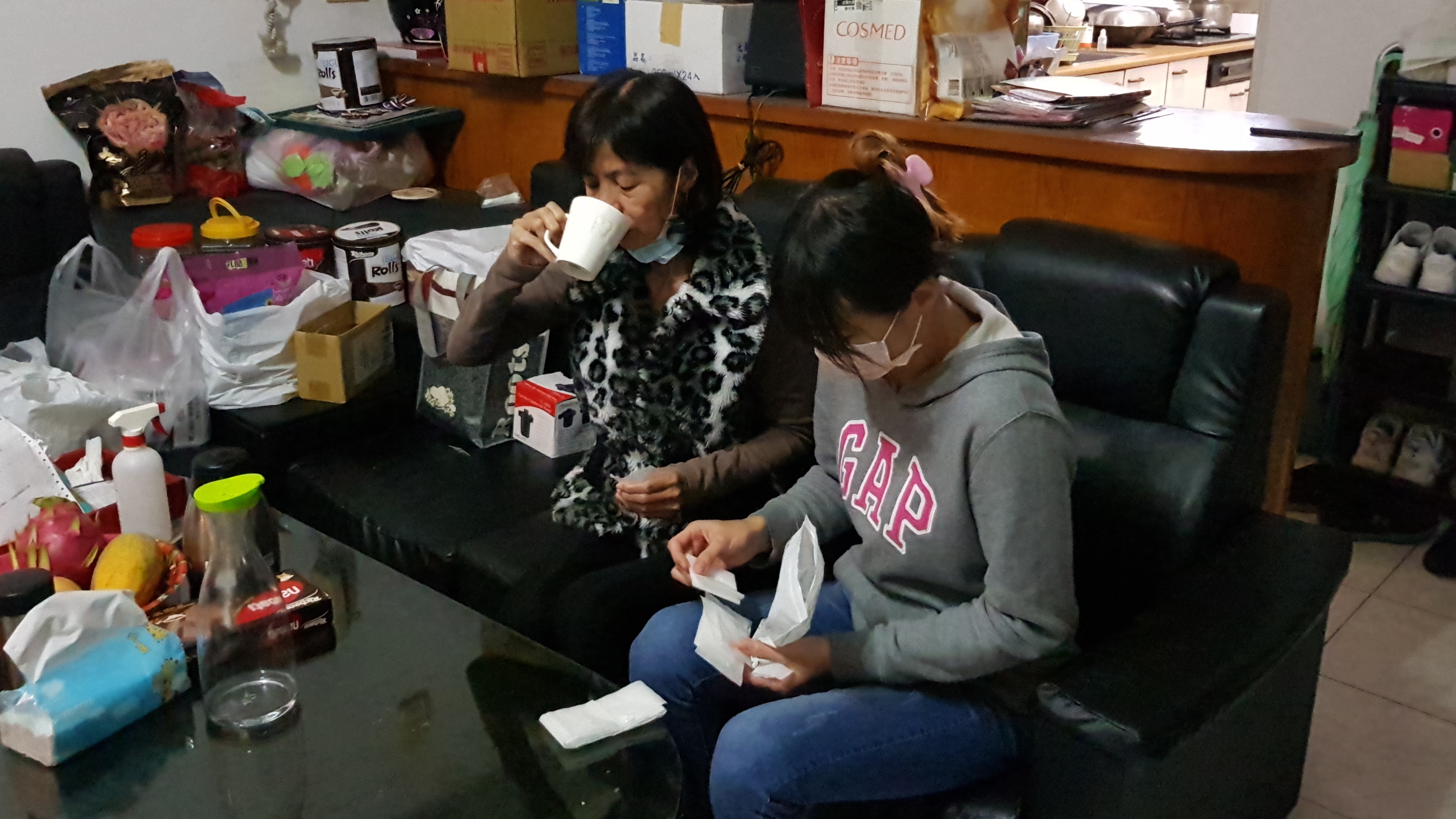 阿好嬸(左)罹患憂鬱症,女兒阿惠照料她服藥控制情緒。韓旭爾攝 阿好嬸(左)罹患憂鬱症,女兒阿惠照料她服藥控制情緒。韓旭爾攝