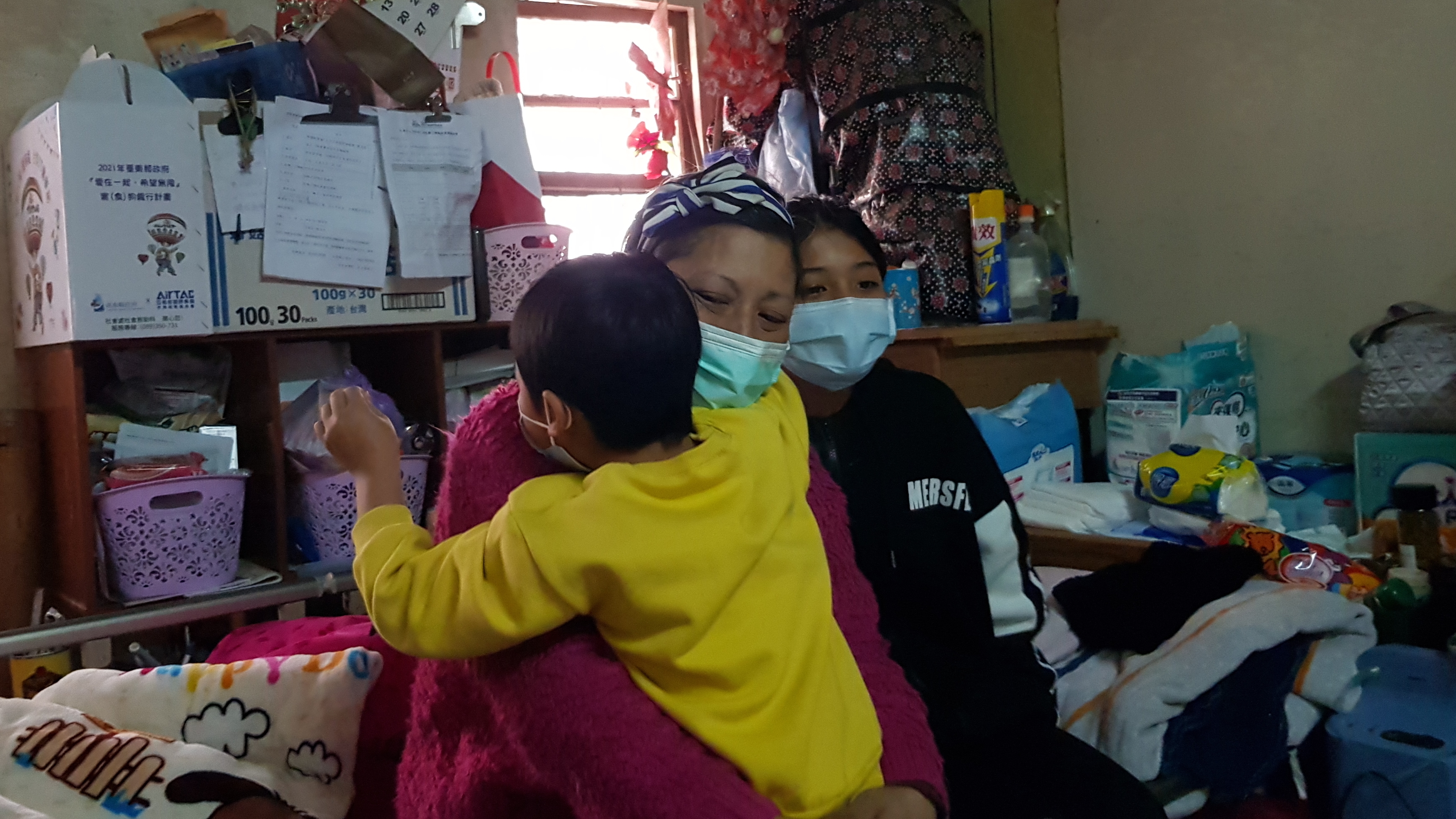 單親媽阿蕙(中)和子女小汶(右)、小建擁抱(左),她說:「現在唯一放不下的就是孩子。」韓旭爾攝 單親媽阿蕙(中)和子女小汶(右)、小建擁抱(左),她說:「現在唯一放不下的就是孩子。」韓旭爾攝