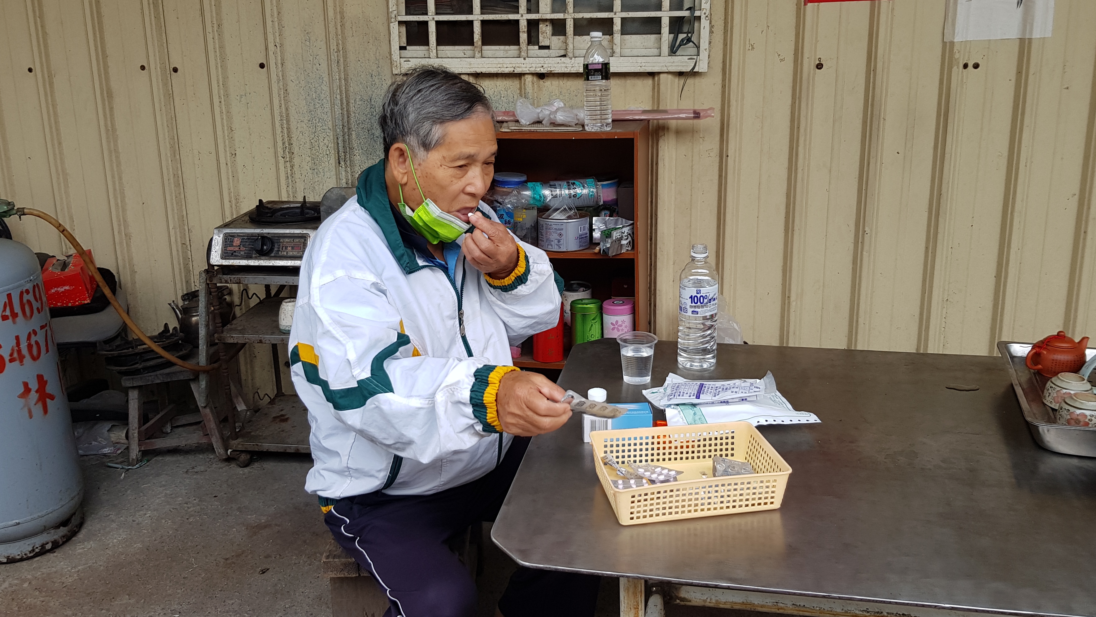 阿旗伯定期服藥控制高血壓、糖尿病等慢性病。韓旭爾攝 阿旗伯定期服藥控制高血壓、糖尿病等慢性病。韓旭爾攝