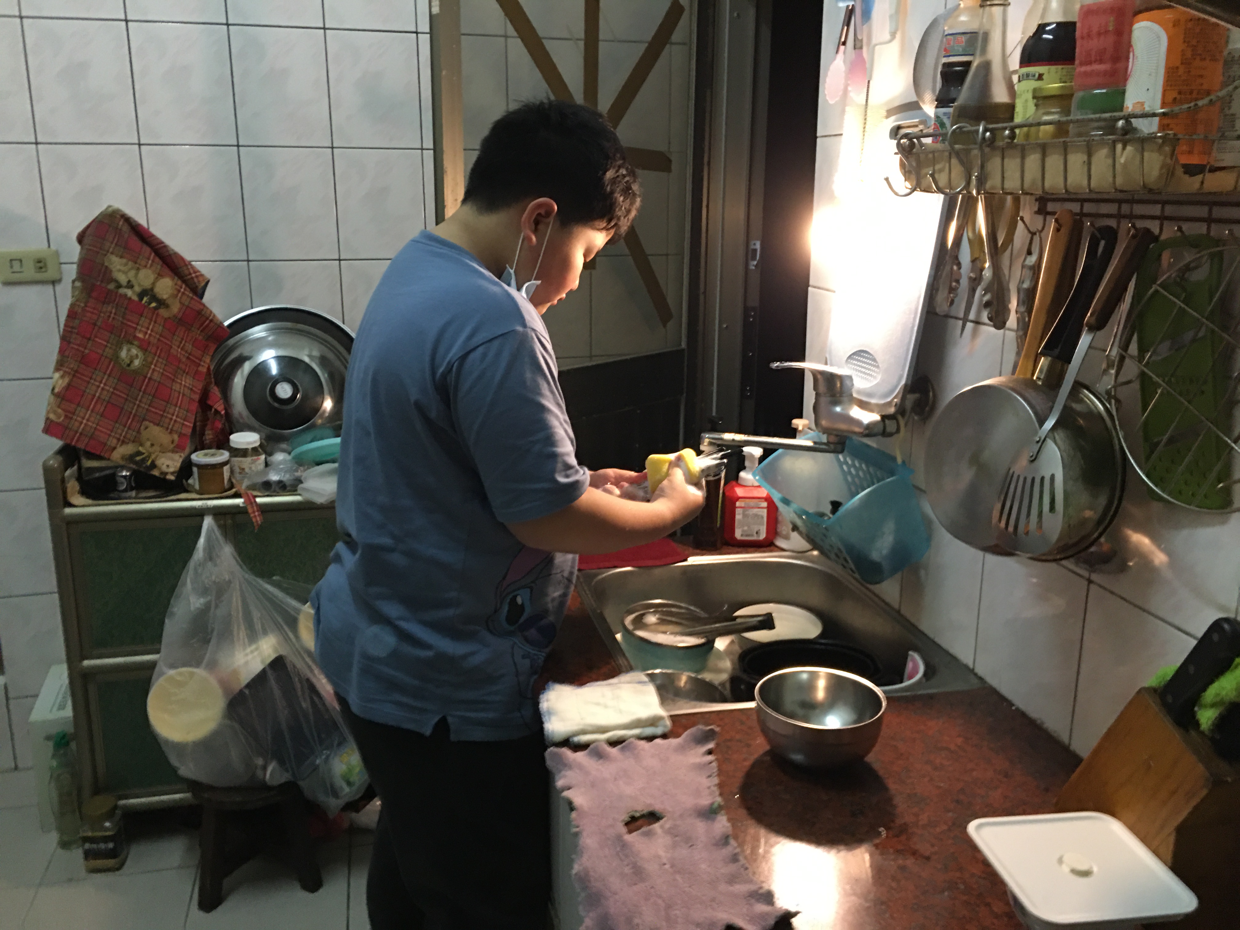 讀小四的長子幫忙洗碗家務。向高彬攝 讀小四的長子幫忙洗碗家務。向高彬攝
