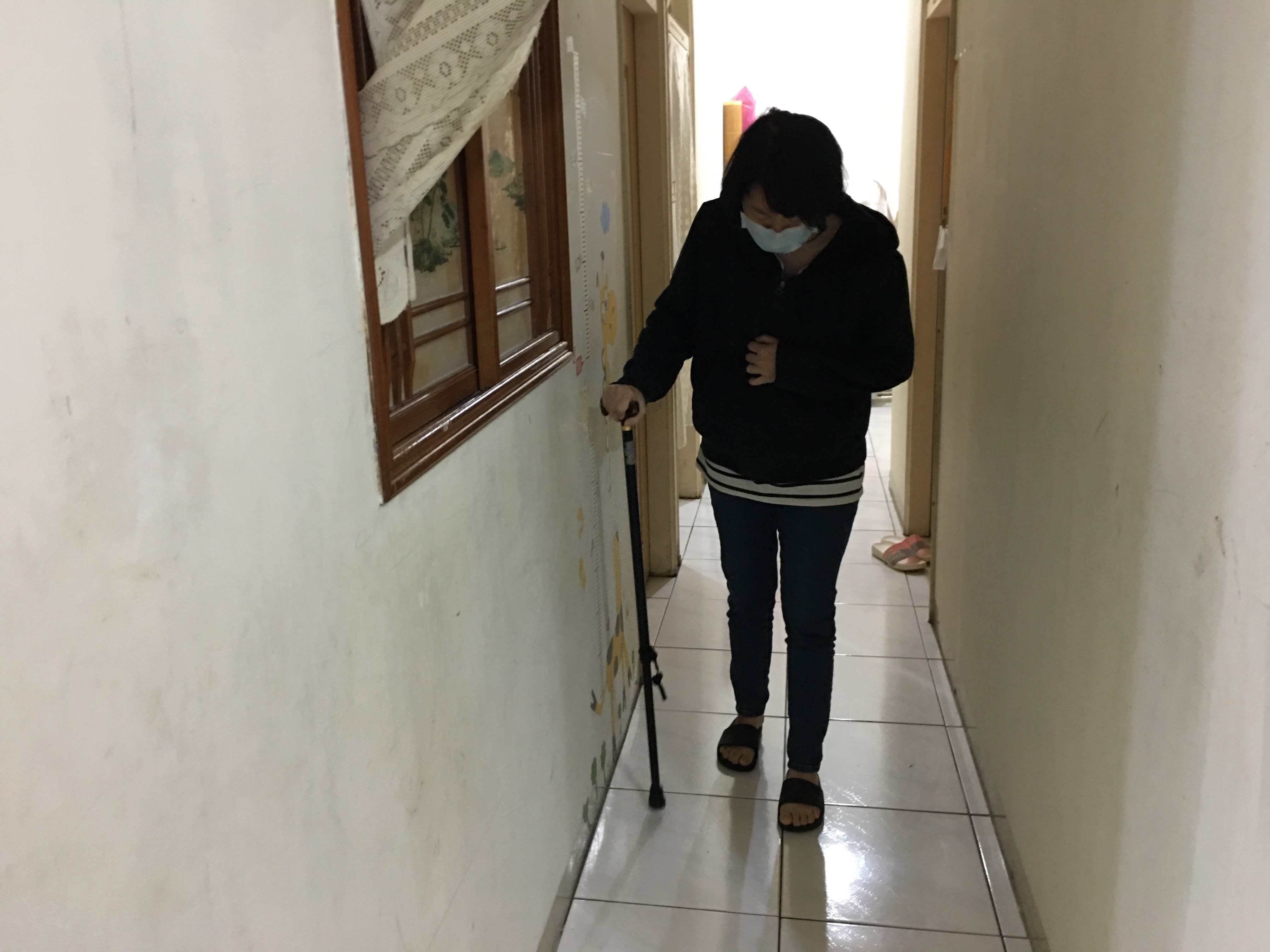 林欣筠乳癌侵蝕骨頭,在家撐拐緩走。向高彬攝 林欣筠乳癌侵蝕骨頭,在家撐拐緩走。向高彬攝
