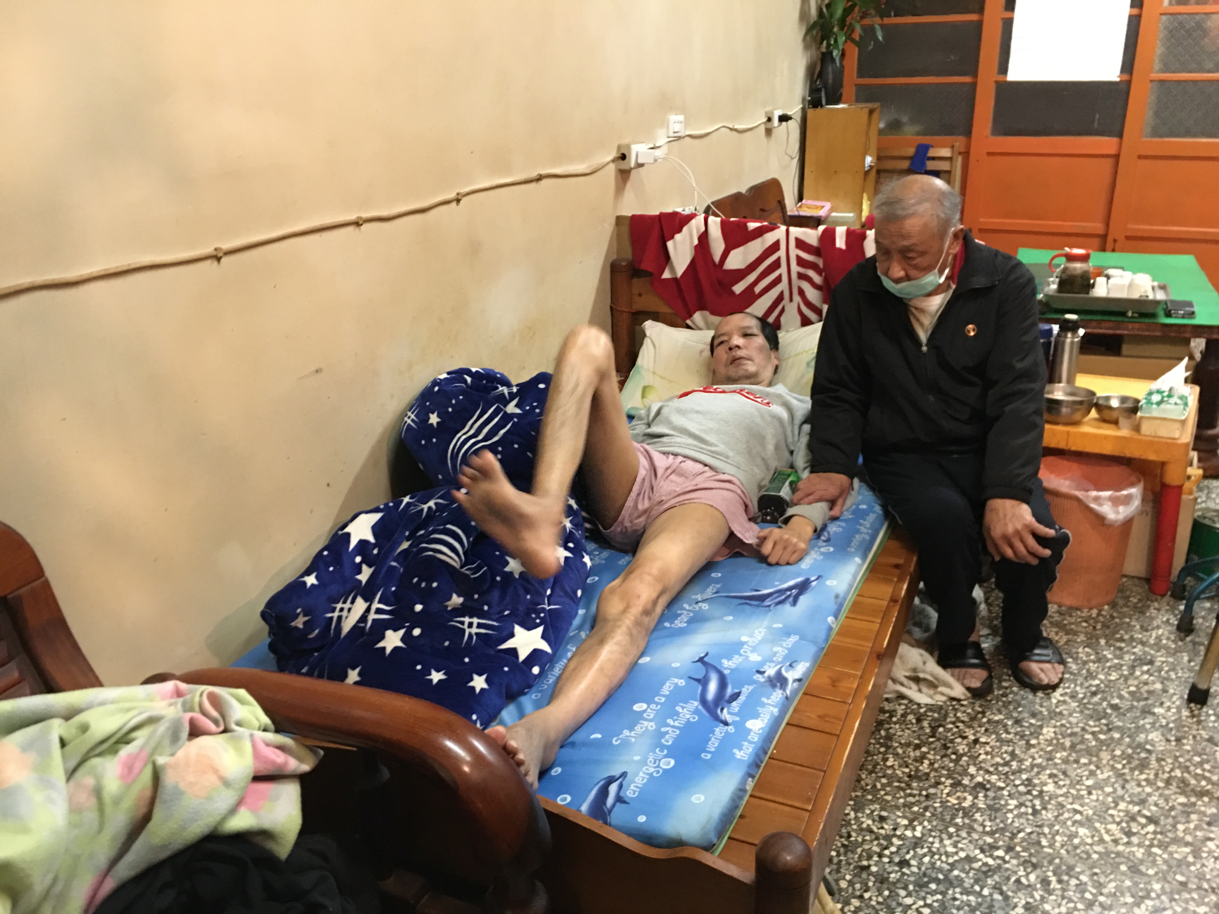 吳訓雄(右)老來擔憂中風病子往後。向高彬攝 吳訓雄(右)老來擔憂中風病子往後。向高彬攝
