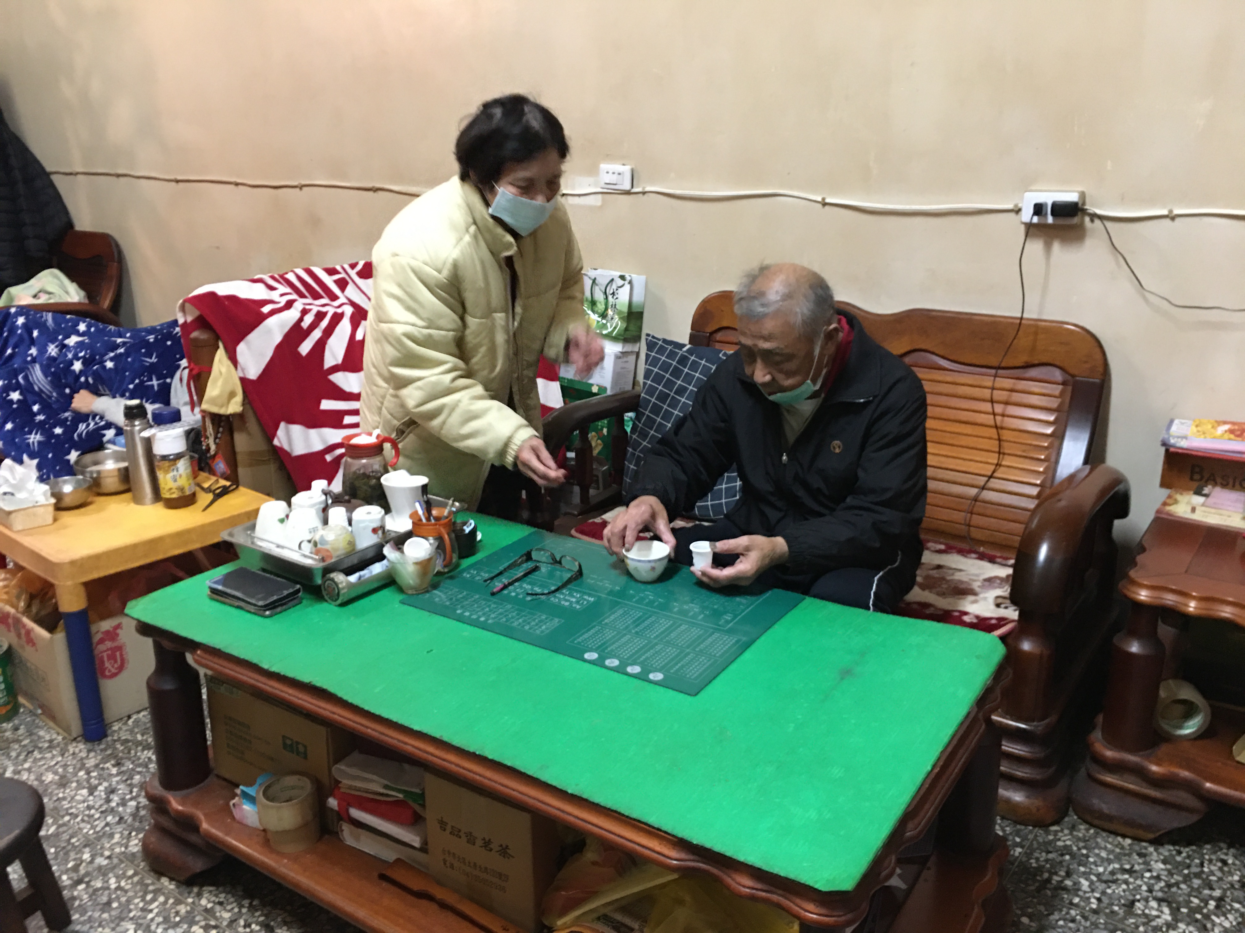吳訓雄(右)希望治療有效,病況可好轉。左為老伴。向高彬攝 吳訓雄(右)希望治療有效,病況可好轉。左為老伴。向高彬攝
