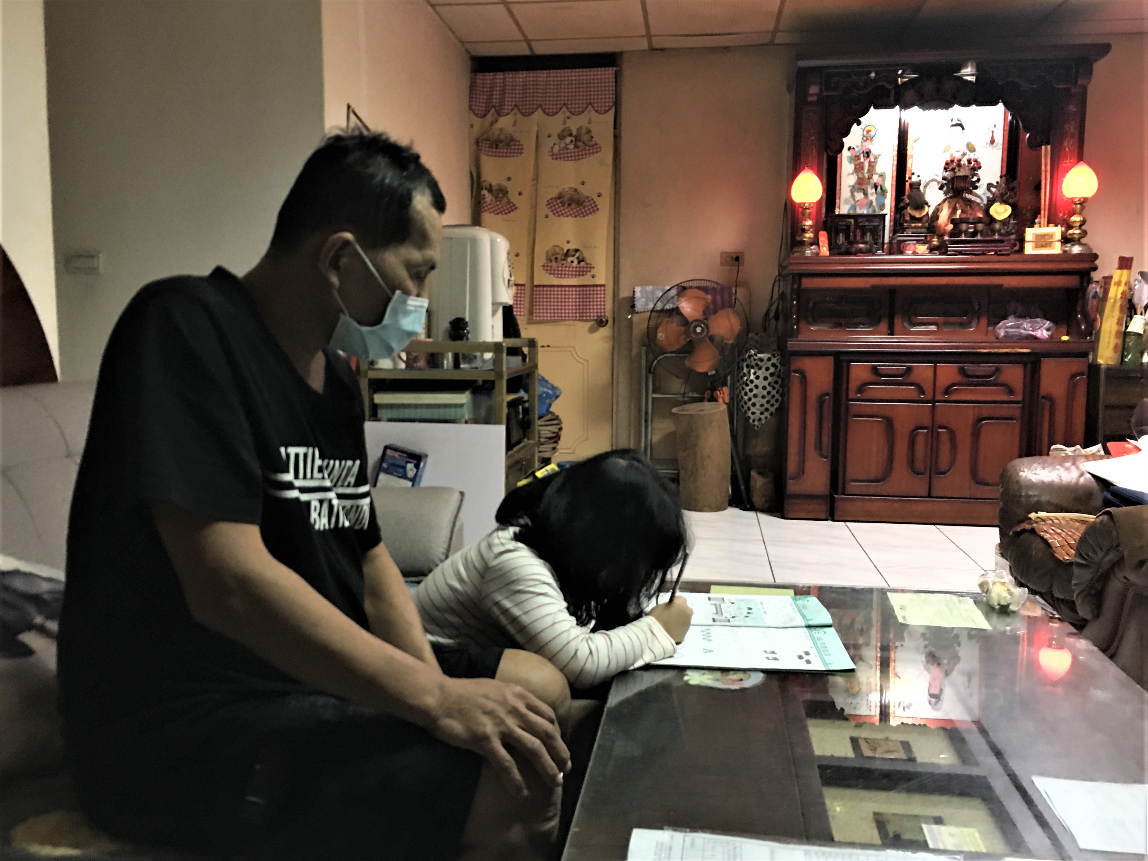陳杕能(左)盼為女兒勇敢抗癌,可以陪女長大。向高彬攝 陳杕能(左)盼為女兒勇敢抗癌,可以陪女長大。向高彬攝