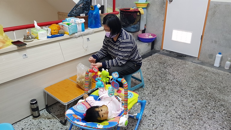 阿葳利用照顧罹患膽道閉鎖的女兒小濡空檔,做家庭代工補貼家用。韓旭爾攝 阿葳利用照顧罹患膽道閉鎖的女兒小濡空檔,做家庭代工補貼家用。韓旭爾攝