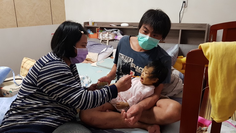 阿龍(右)難過自己有B肝,無法捐肝給女兒,阿葳(左)也盼自己有健康的肝臟能捐給女兒。韓旭爾攝 阿龍(右)難過自己有B肝,無法捐肝給女兒,阿葳(左)也盼自己有健康的肝臟能捐給女兒。韓旭爾攝