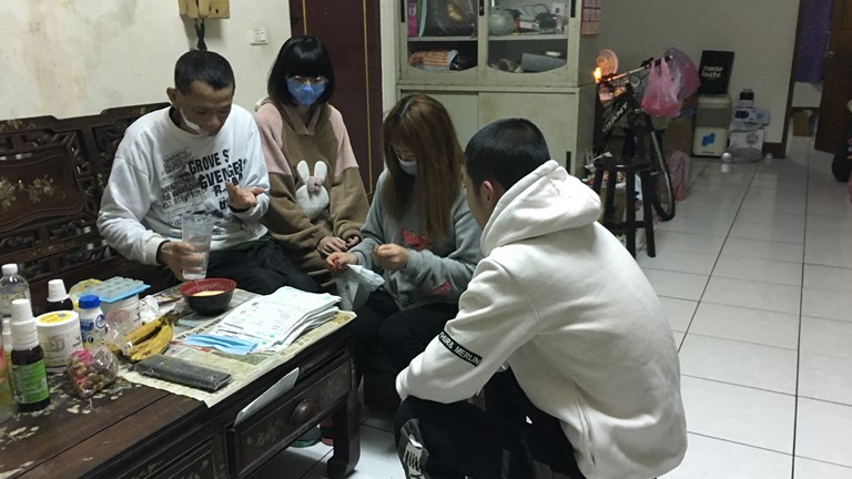 黄氏政(右二)照顧罹癌病夫陳宗照(左一),兩子女尚就學中。向高彬攝 黄氏政(右二)照顧罹癌病夫陳宗照(左一),兩子女尚就學中。向高彬攝