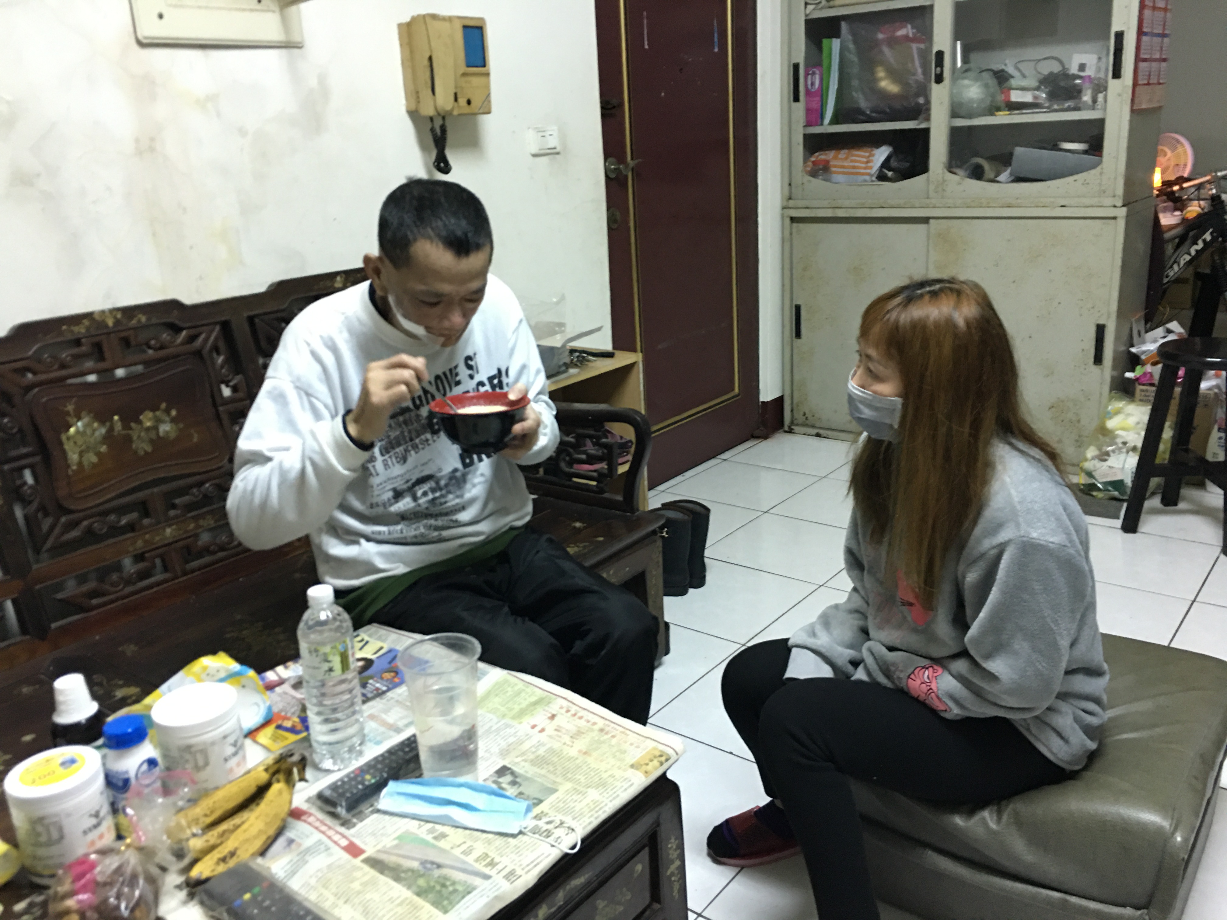 陳宗照(左)啜飲稀飯或湯品,右為太太黄氏政。向高彬攝 陳宗照(左)啜飲稀飯或湯品,右為太太黄氏政。向高彬攝