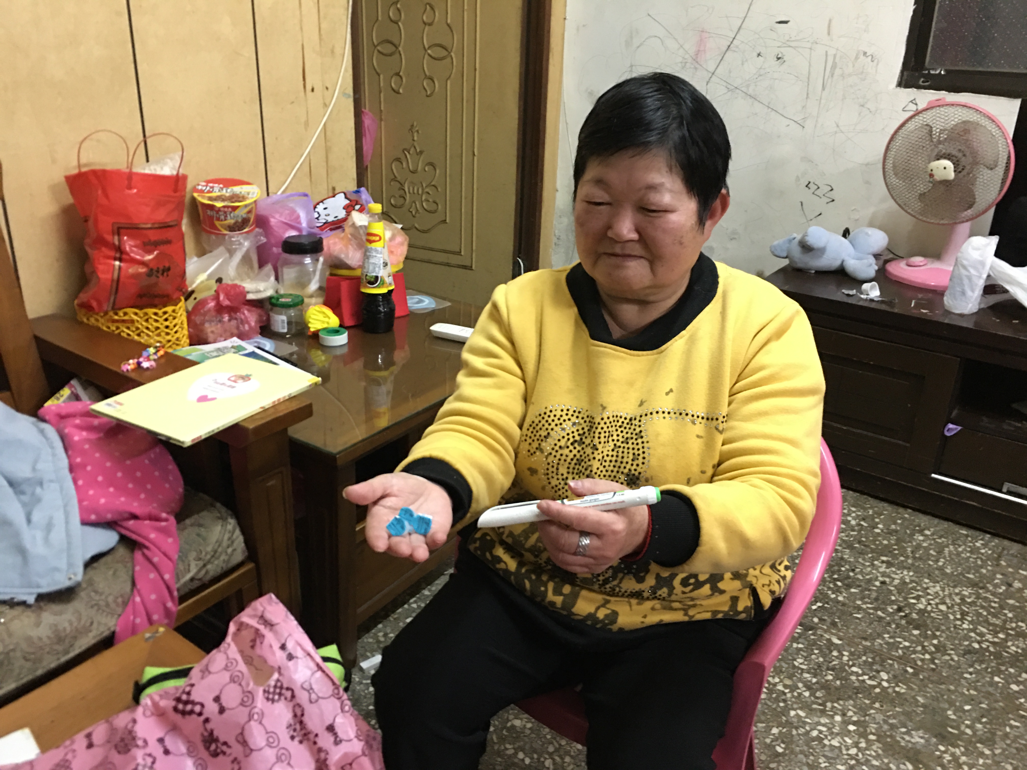 阿温婆本身有糖尿病、高血壓,「媳婦、孫女幫忙顧我。」向高彬攝 阿温婆本身有糖尿病、高血壓,「媳婦、孫女幫忙顧我。」向高彬攝