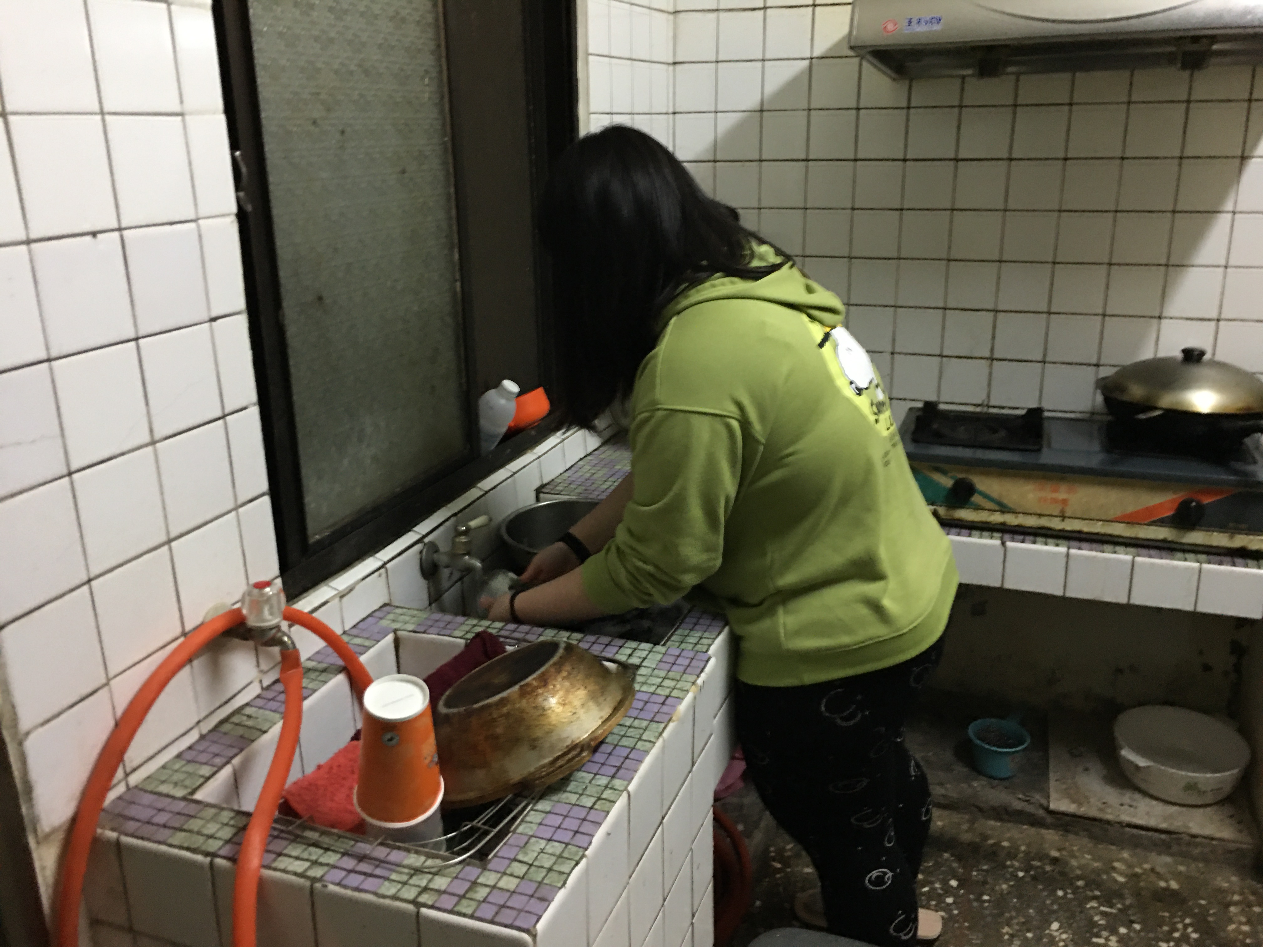 就讀高二的小莉在家負責洗碗、洗衣等家務。向高彬攝 就讀高二的小莉在家負責洗碗、洗衣等家務。向高彬攝