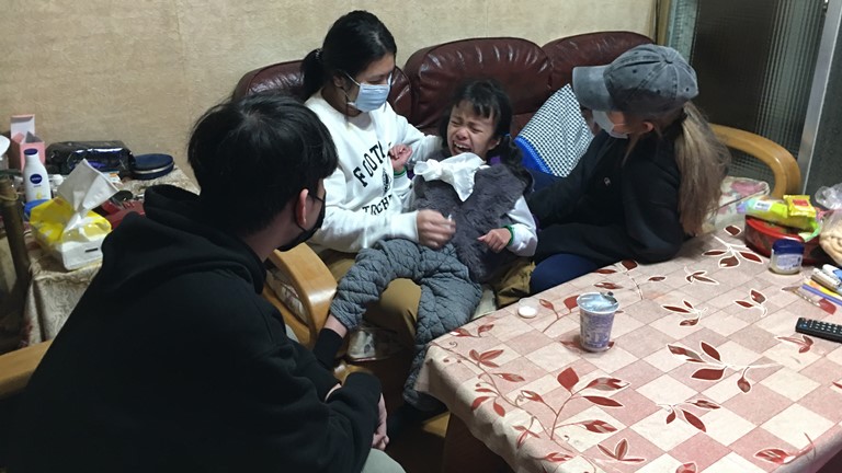 王佳雅(左二)照顧重殘么女,愁煩先生病倒,苦惱往後家計。左一為次子、右一為長女。向高彬攝 王佳雅(左二)照顧重殘么女,愁煩先生病倒,苦惱往後家計。左一為次子、右一為長女。向高彬攝