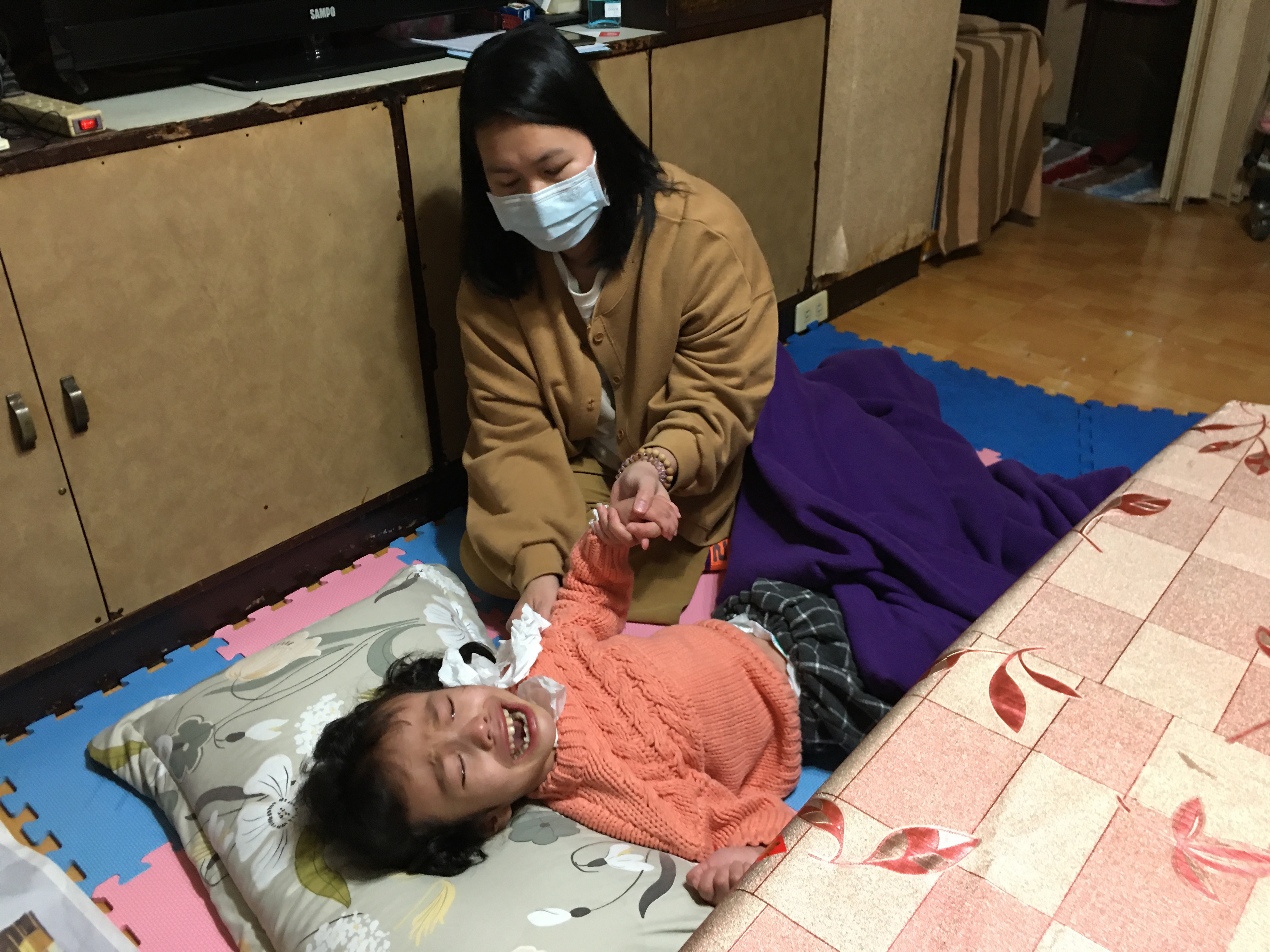 王佳雅(右)愁煩往後需照顧重殘幼女及中風先生。向高彬攝 王佳雅(右)愁煩往後需照顧重殘幼女及中風先生。向高彬攝
