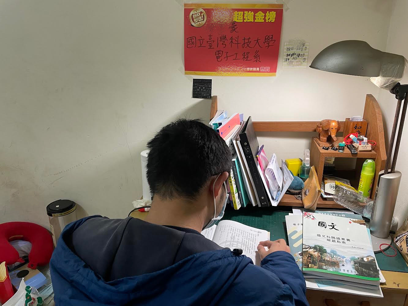 小豪努力準備統測盼考上臺科大不辜負父親期望。李佳玲攝 小豪努力準備統測盼考上臺科大不辜負父親期望。李佳玲攝