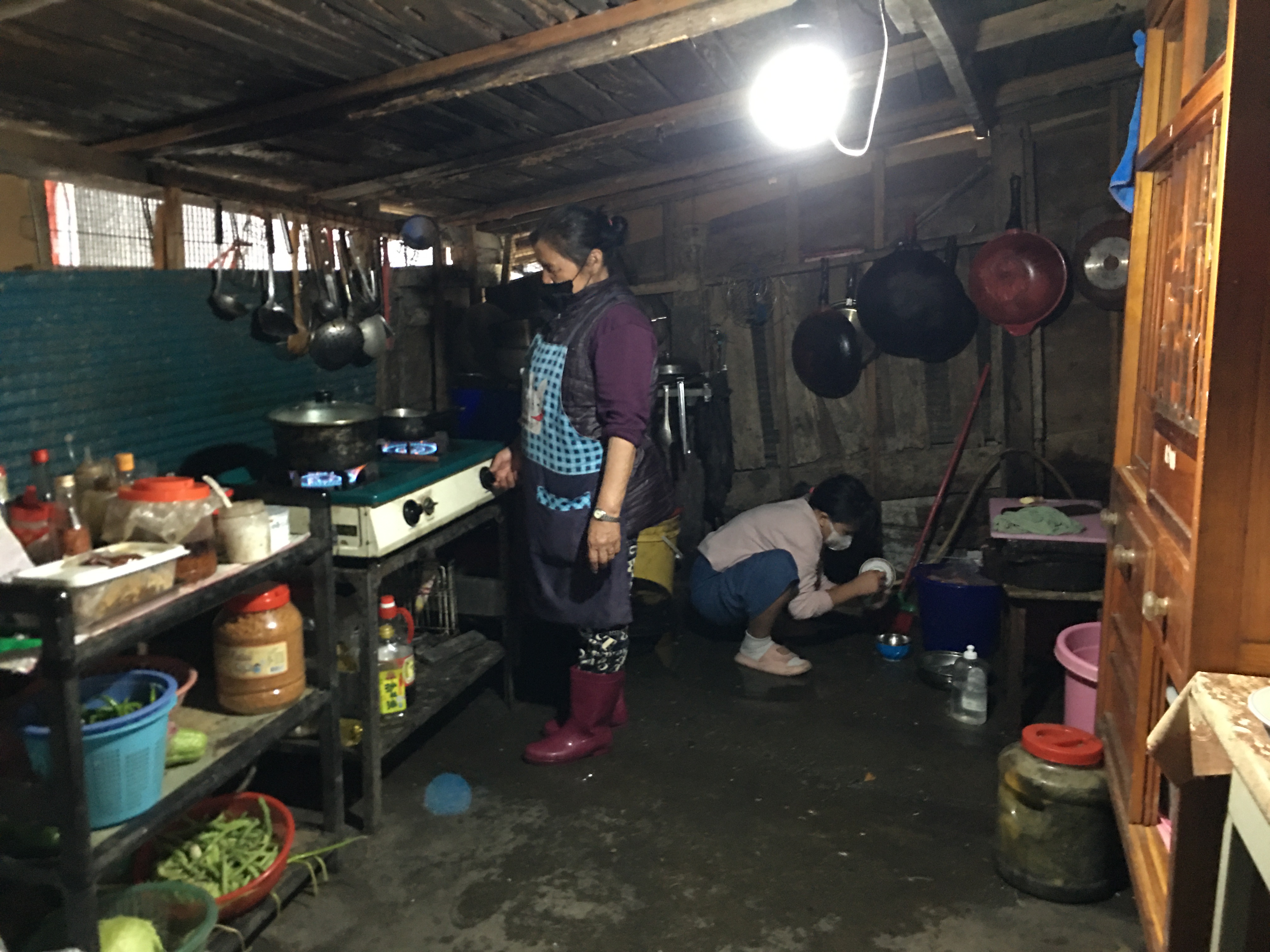 藍貴花(左)照料家務,讀小四孫女在旁幫忙洗碗。高彬攝 藍貴花(左)照料家務,讀小四孫女在旁幫忙洗碗。高彬攝