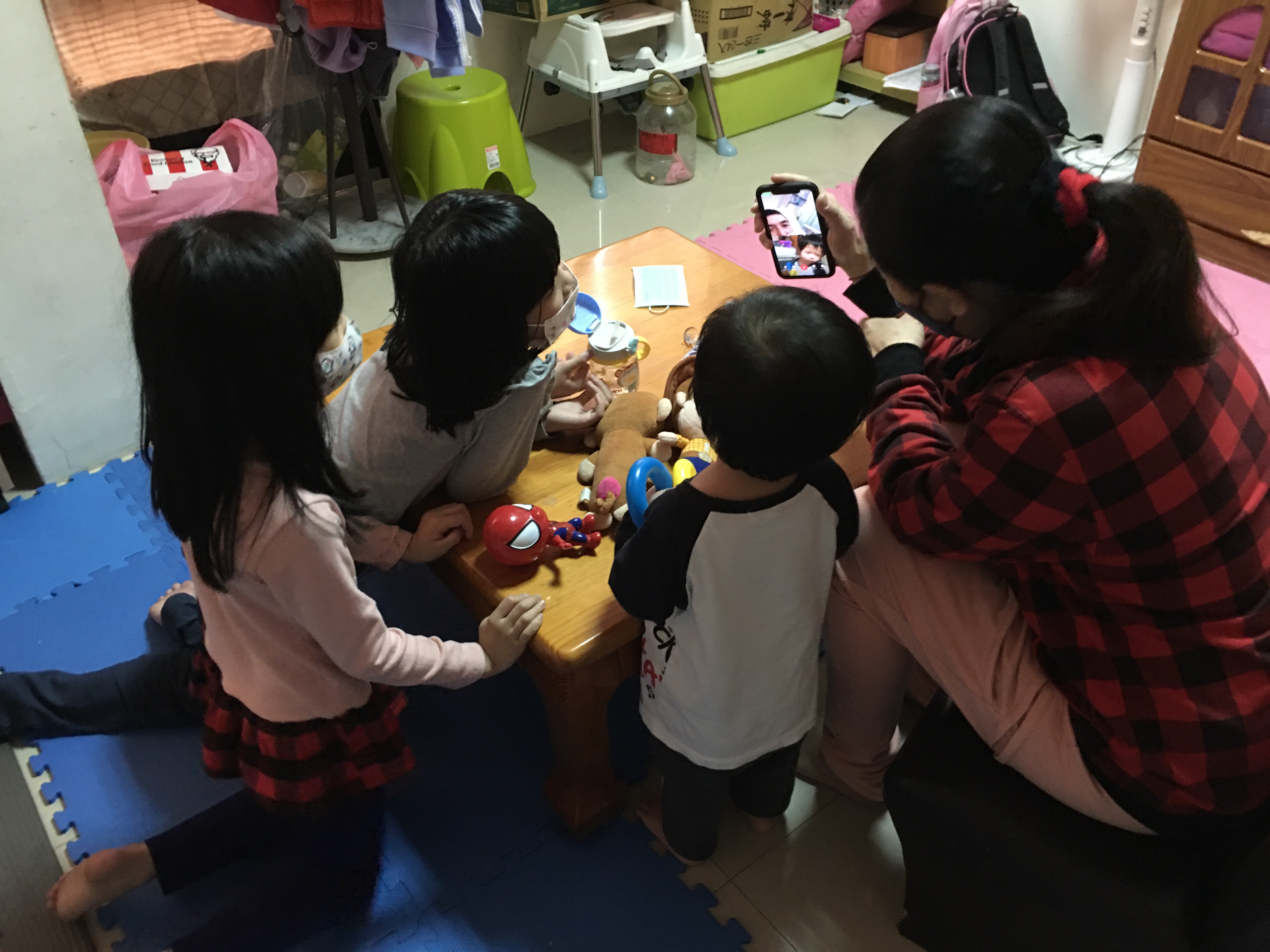 在先生住院時,林嘉鈴(右一)與孩子和先生視訊通話。向高彬攝 在先生住院時,林嘉鈴(右一)與孩子和先生視訊通話。向高彬攝
