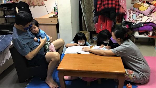 林嘉鈴(右一)擔心先生(左一)肝癌三期病況,家裡3兒仍幼。向高彬攝 林嘉鈴(右一)擔心先生(左一)肝癌三期病況,家裡3兒仍幼。向高彬攝
