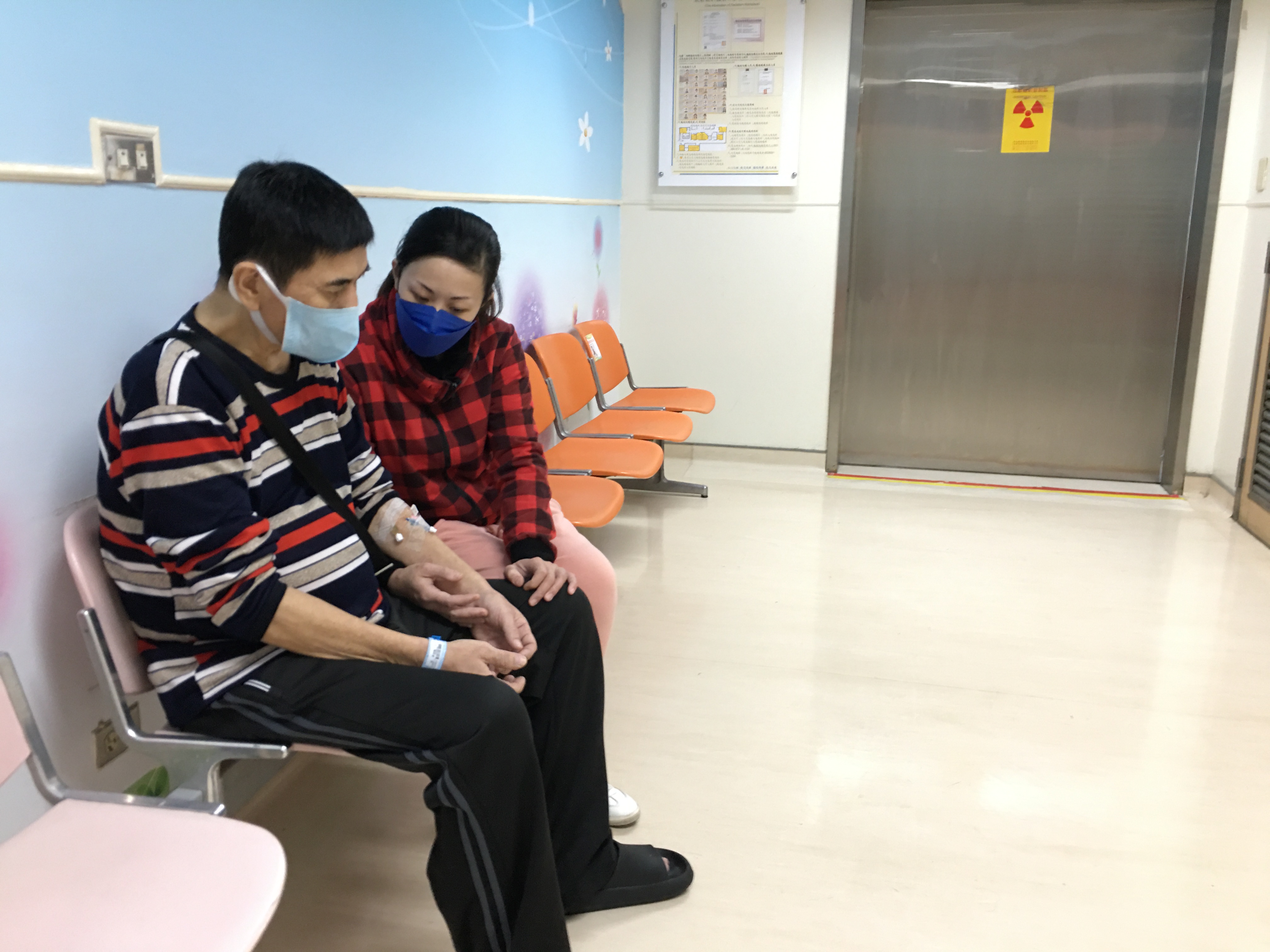 林嘉鈴(右)在醫院陪伴先生陳尉青回診治療。向高彬攝 林嘉鈴(右)在醫院陪伴先生陳尉青回診治療。向高彬攝