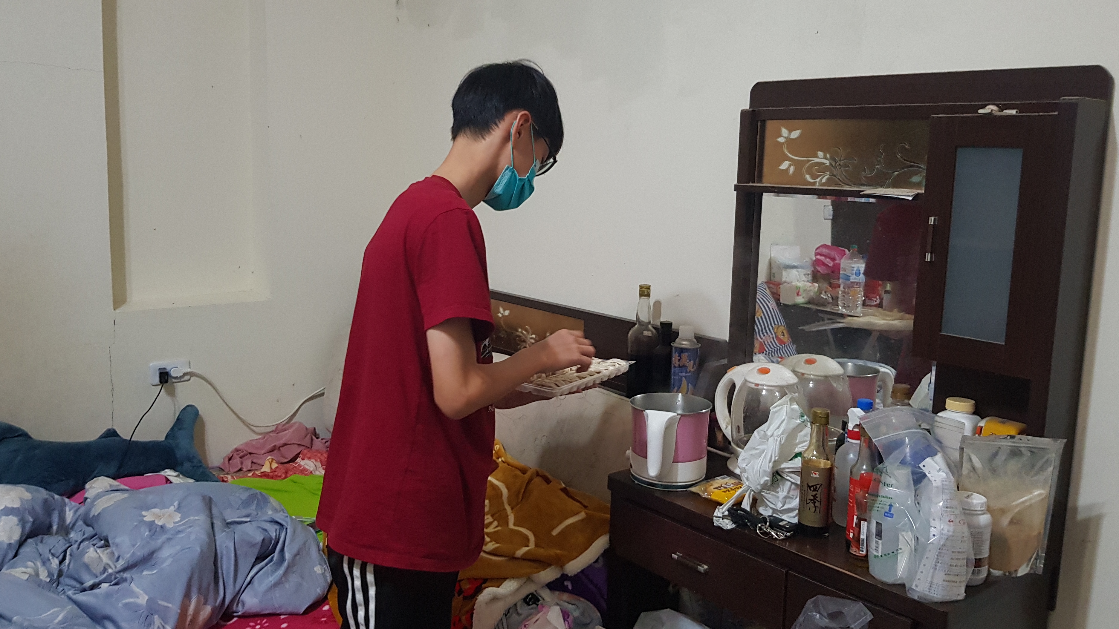 阿隆父子租屋處狹小,讀國3的小育利用小電壺煮水餃當晚餐。韓旭爾攝 阿隆父子租屋處狹小,讀國3的小育利用小電壺煮水餃當晚餐。韓旭爾攝