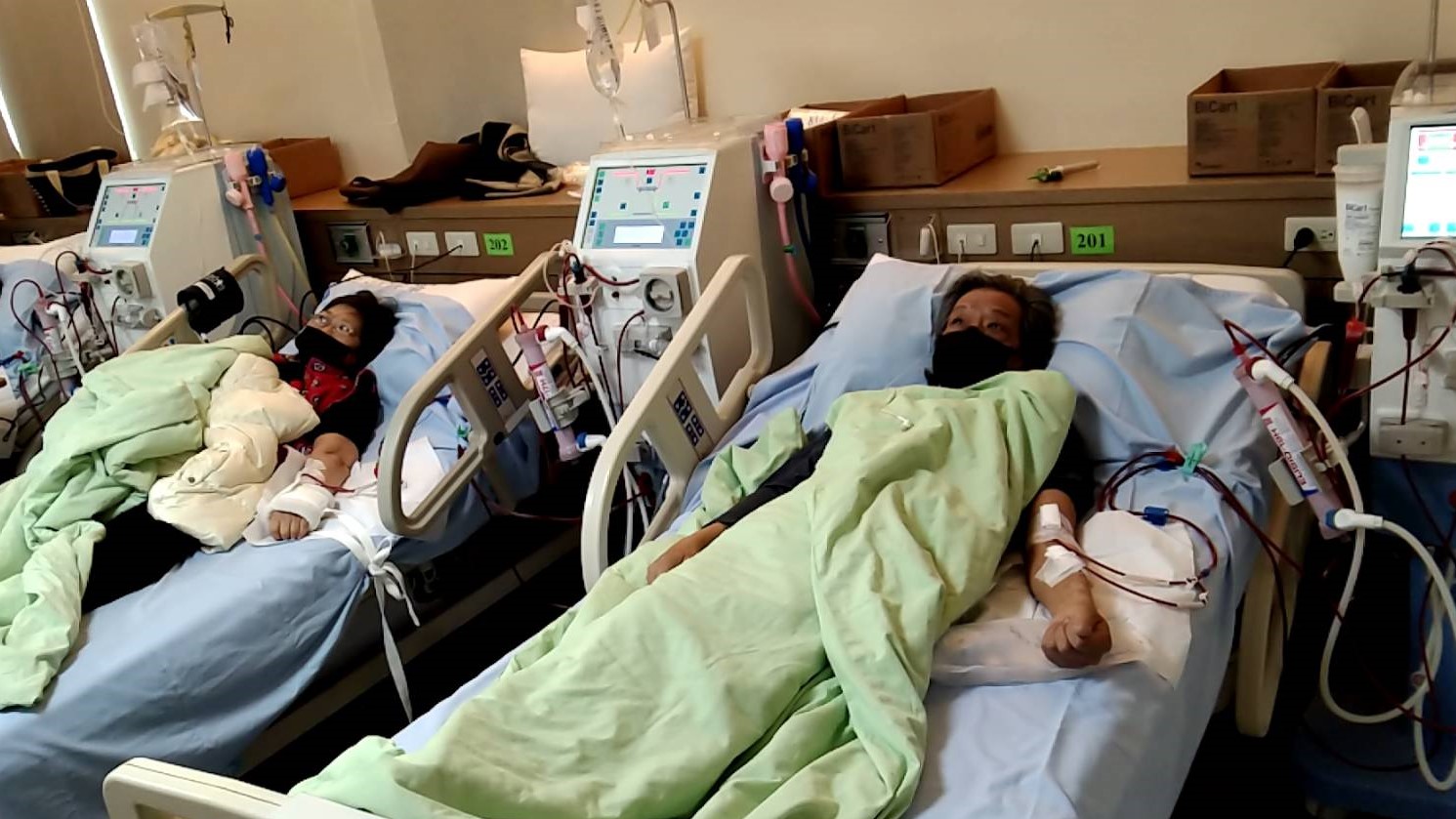 楊士賢的雙親皆洗腎,圖為洗腎情況。(圖:親友提供) 楊士賢的雙親皆洗腎,圖為洗腎情況。(圖:親友提供)