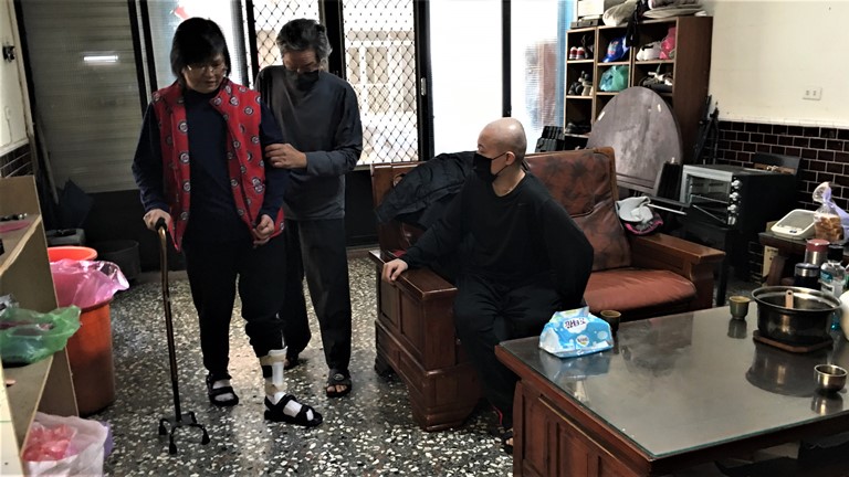 罹血癌的楊士賢(右)憂心自身也病倒,無力照護病弱雙親(左)。向高彬攝 罹血癌的楊士賢(右)憂心自身也病倒,無力照護病弱雙親(左)。向高彬攝