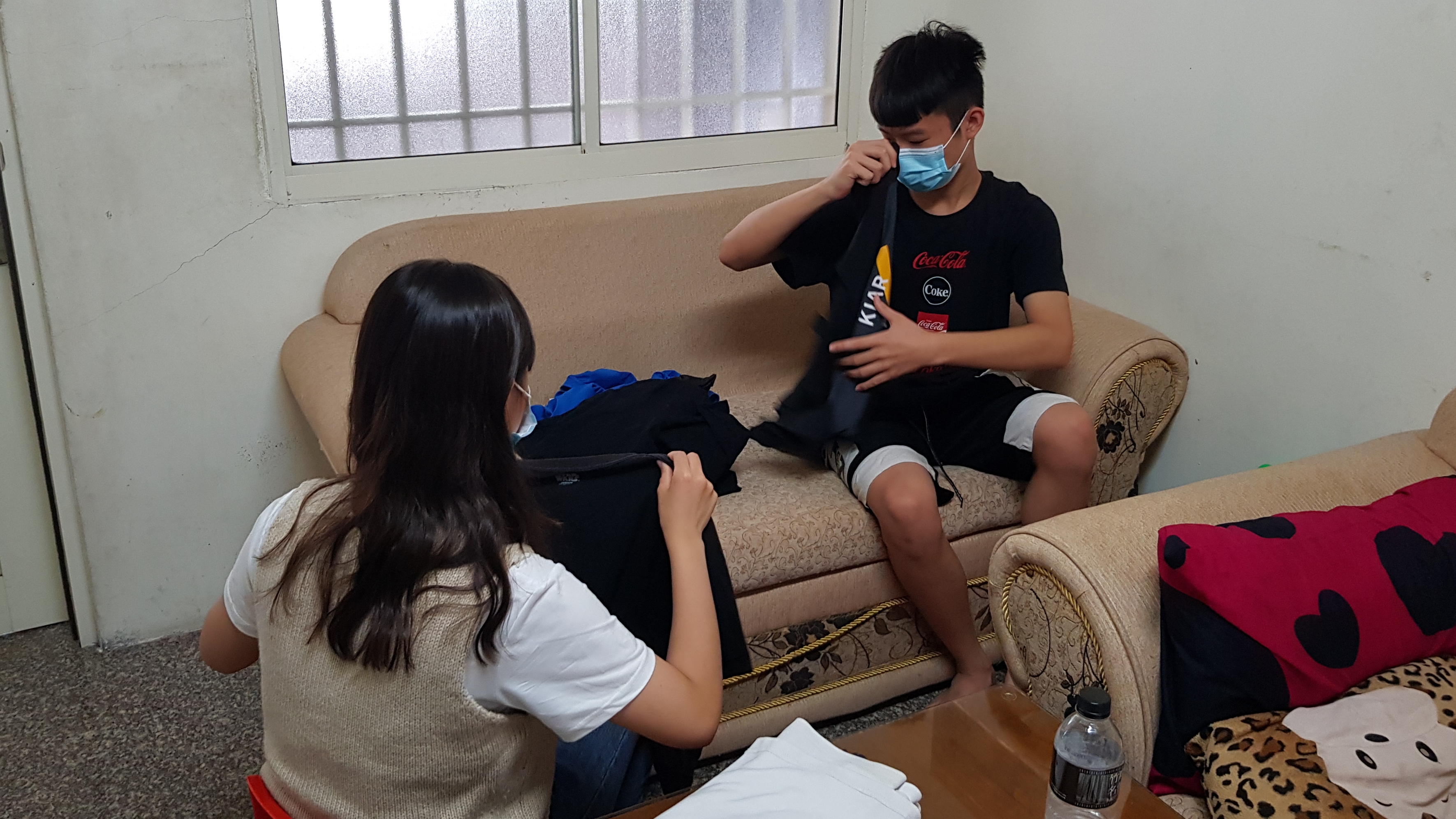 阿富夫妻在醫院期間,子女小屏(右)、小凱可自行打理生活起居。韓旭爾攝 阿富夫妻在醫院期間,子女小屏(右)、小凱可自行打理生活起居。韓旭爾攝