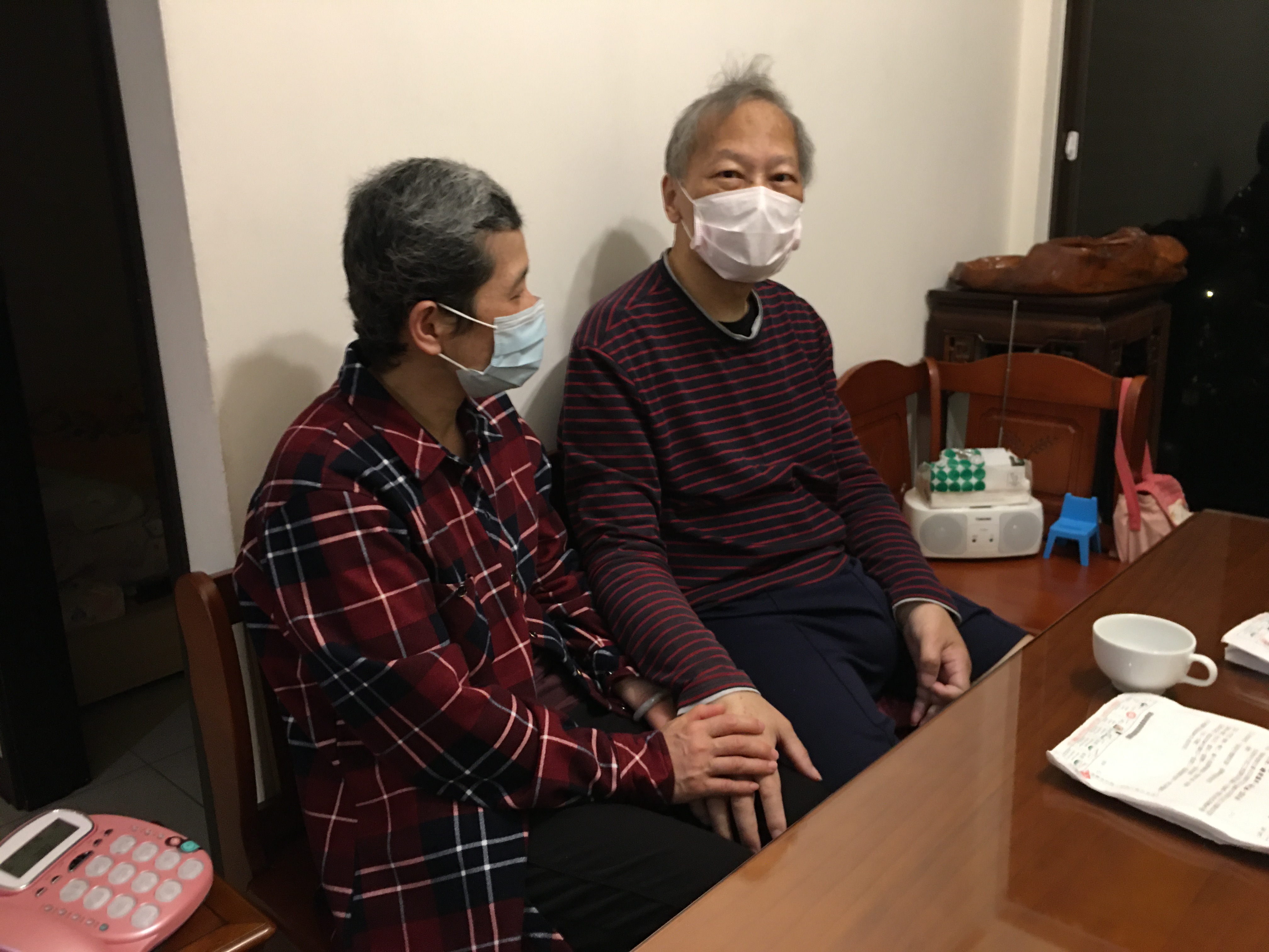阿沁的雙親認為女兒孝順,但也覺得愧疚耽誤女兒。向高彬攝 阿沁的雙親認為女兒孝順,但也覺得愧疚耽誤女兒。向高彬攝