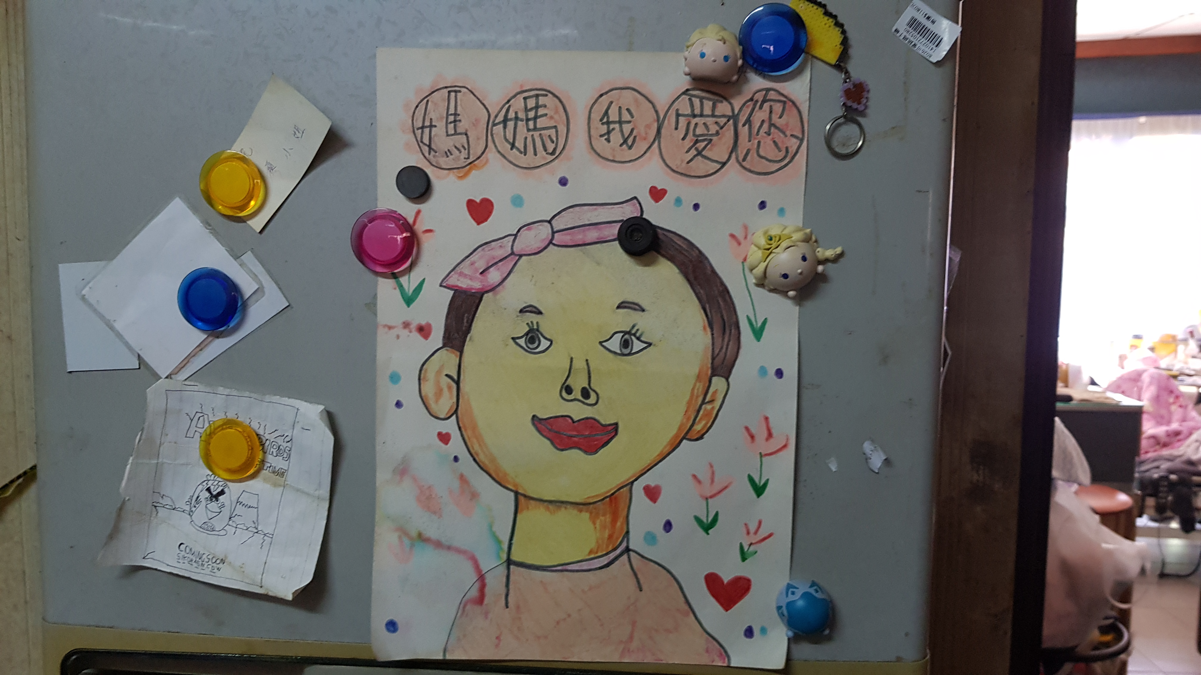 阿水罹患自閉症的兒子小傑喜歡畫畫,他去年母親節送給阿水「媽媽的畫像」。韓旭爾攝 阿水罹患自閉症的兒子小傑喜歡畫畫,他去年母親節送給阿水「媽媽的畫像」。韓旭爾攝