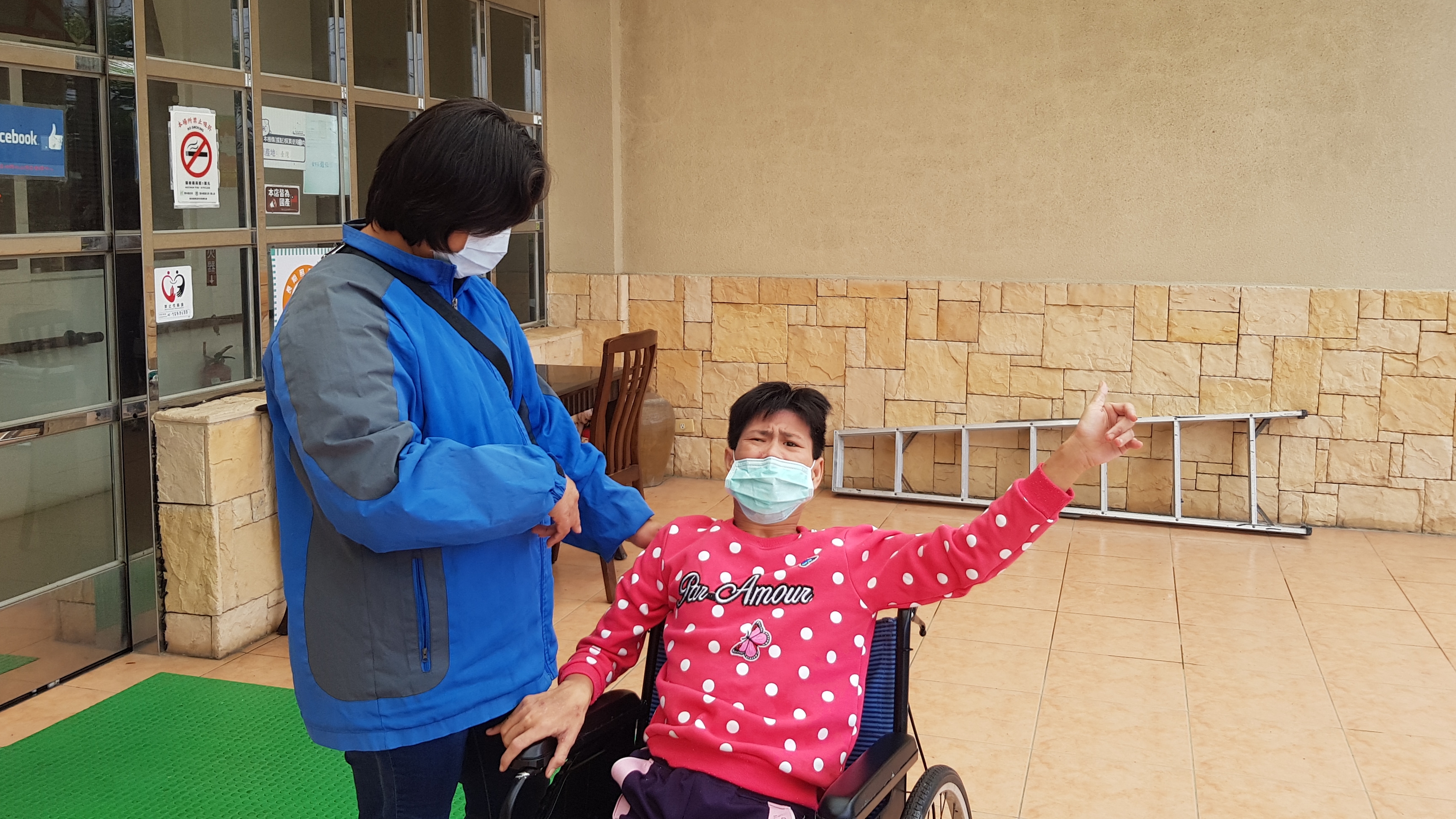 阿美嬸(左)到機構探視暫時安置的重殘長女阿燕。韓旭爾攝 阿美嬸(左)到機構探視暫時安置的重殘長女阿燕。韓旭爾攝