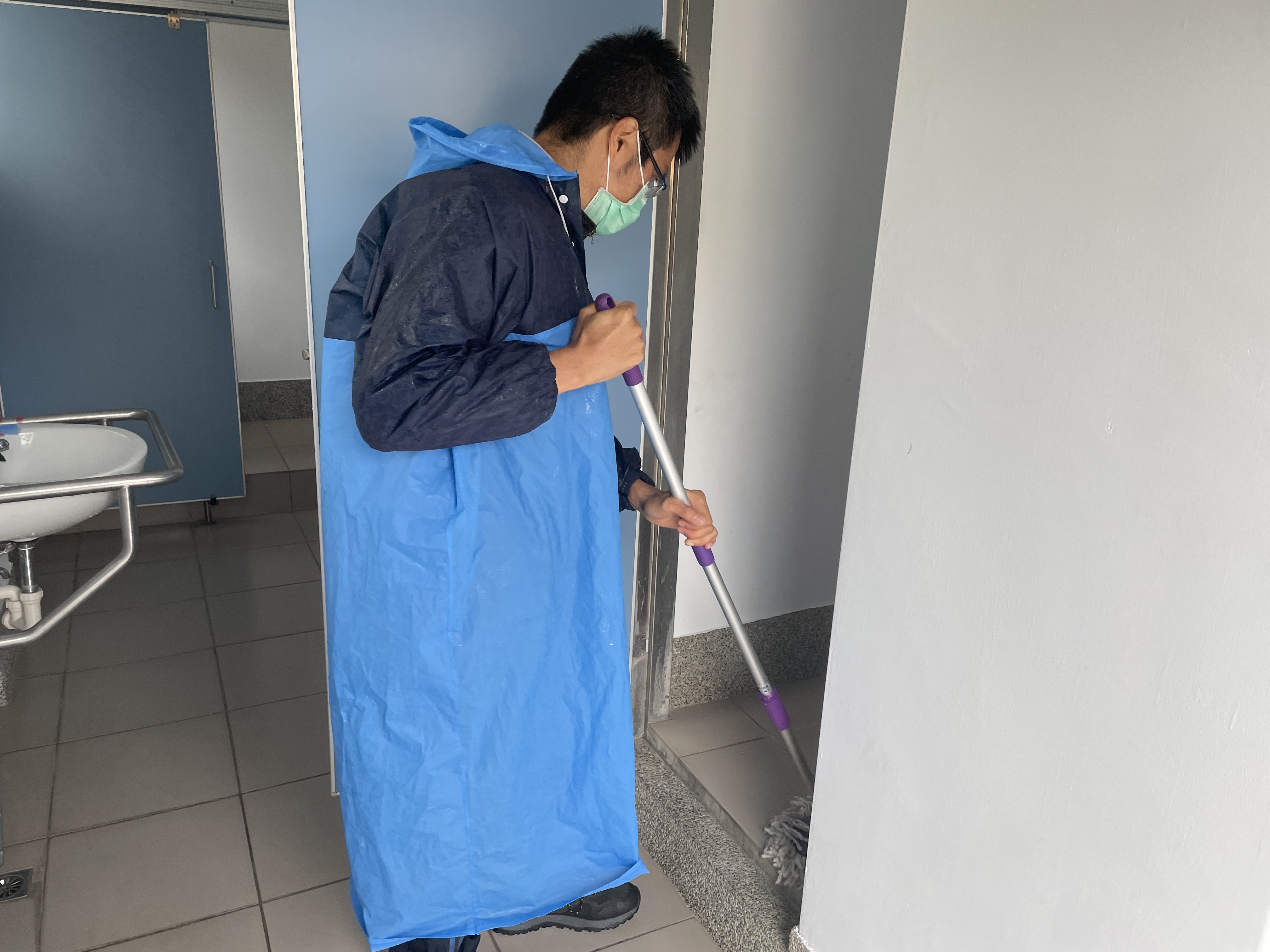 43歲罹直腸癌4期阿斌(左)撐著病體做打掃清潔工。李佳玲攝 43歲罹直腸癌4期阿斌(左)撐著病體做打掃清潔工。李佳玲攝