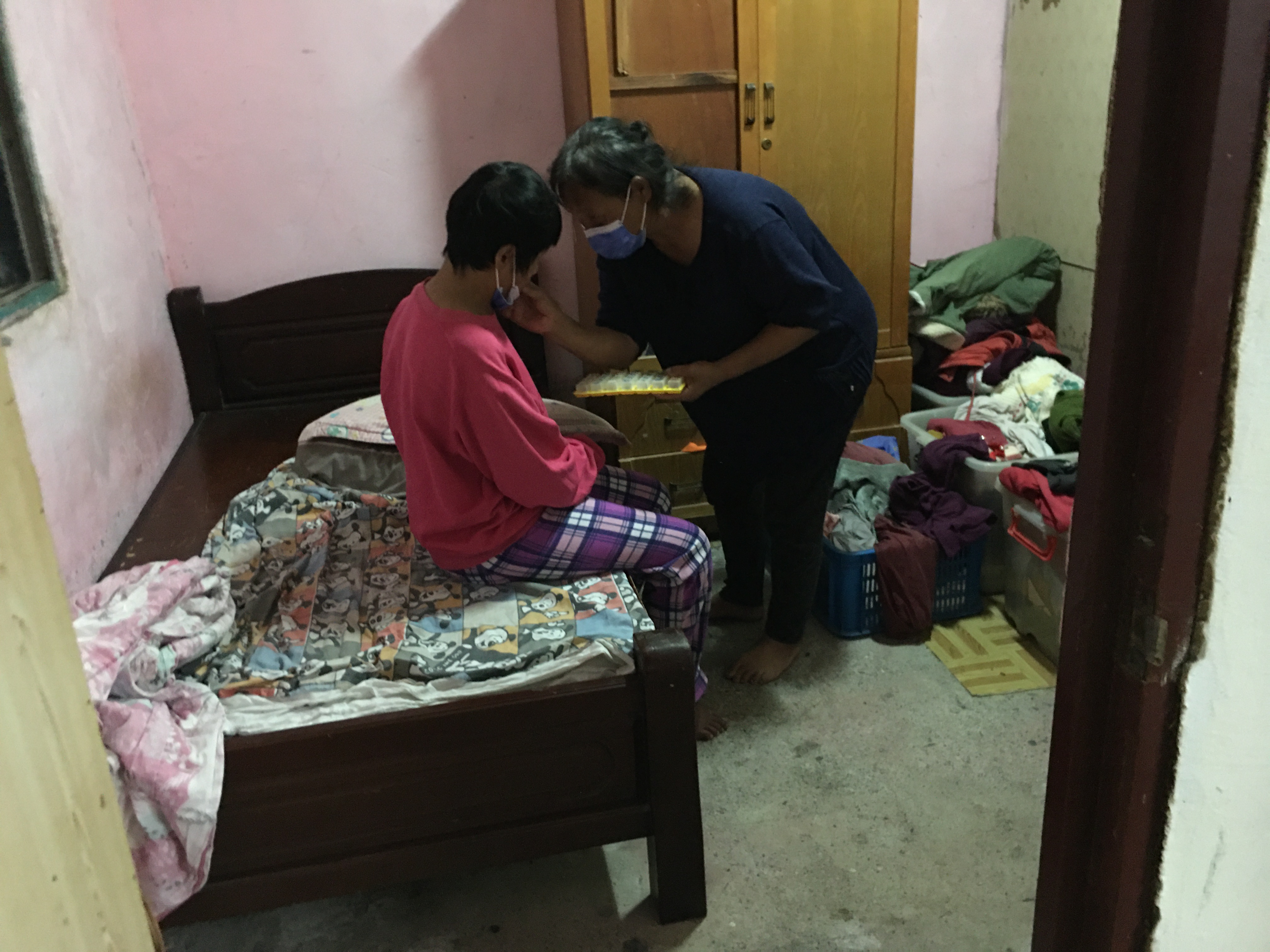 阿文婆(右)照顧極重度多障的大女兒。向高彬攝 阿文婆(右)照顧極重度多障的大女兒。向高彬攝