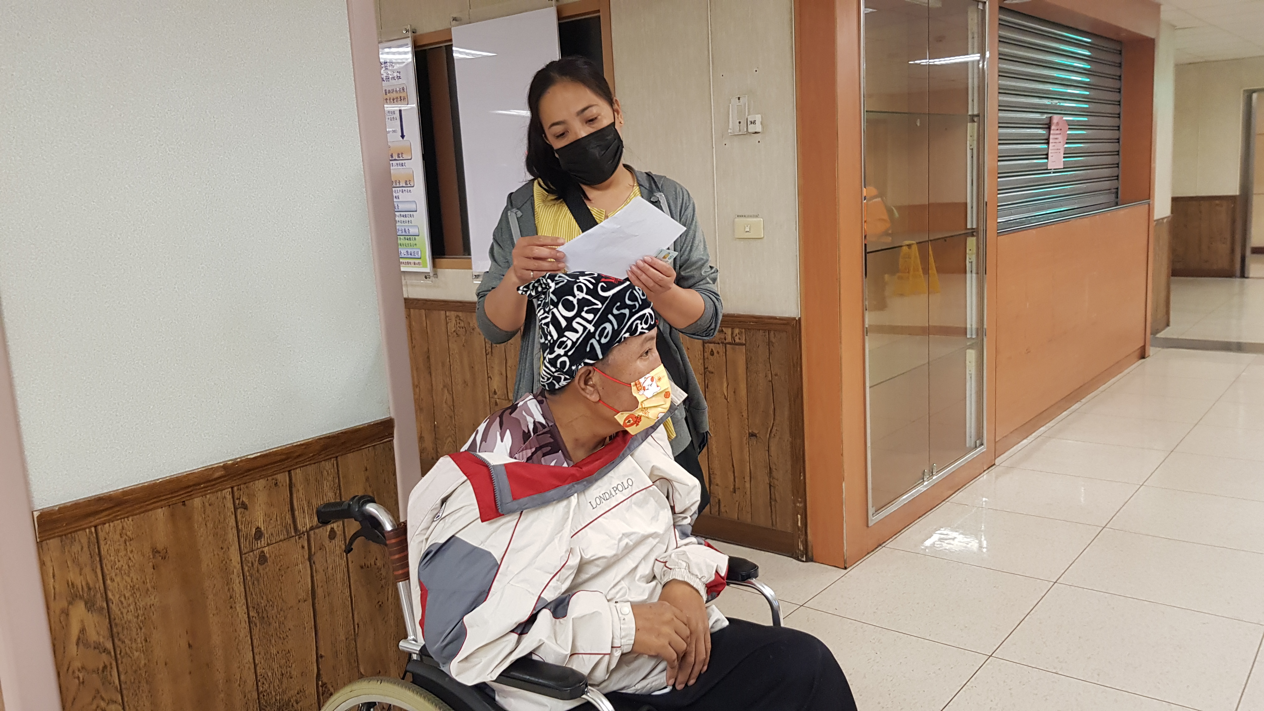 阿妹(後)陪先生阿倫回診。韓旭爾攝 阿妹(後)陪先生阿倫回診。韓旭爾攝