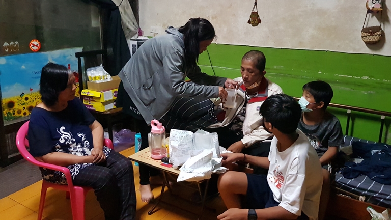 阿妹(後左)照料腦傷及罹肝硬化的先生阿倫(後中)服藥,一旁為2子小恩(前右)、小佑(後右)以及中風婆婆。韓旭爾攝 阿妹(後左)照料腦傷及罹肝硬化的先生阿倫(後中)服藥,一旁為2子小恩(前右)、小佑(後右)以及中風婆婆。韓旭爾攝