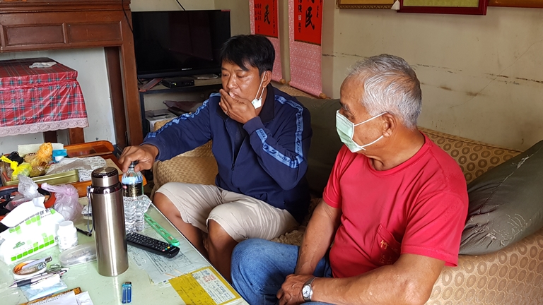 阿鈞(左)罹患肺癌復發轉移骨,持續治療中,一旁的父親阿盛伯憂愁在心裡。韓旭爾攝 阿鈞(左)罹患肺癌復發轉移骨,持續治療中,一旁的父親阿盛伯憂愁在心裡。韓旭爾攝