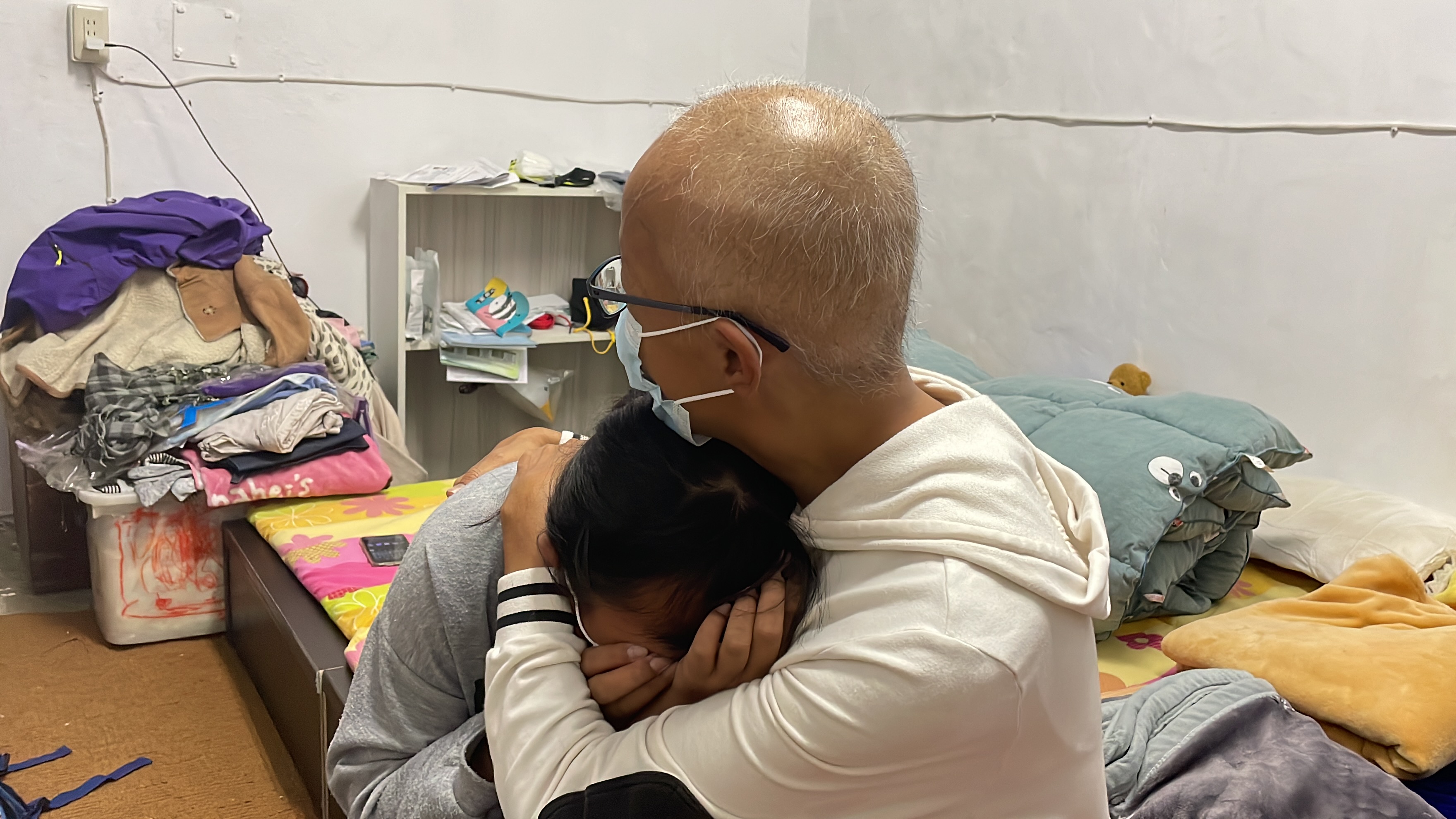秀娟讀小6女兒(左)想起母親生病難掩情緒痛哭,秀娟抱著女兒安撫。李佳玲攝 秀娟讀小6女兒(左)想起母親生病難掩情緒痛哭,秀娟抱著女兒安撫。李佳玲攝