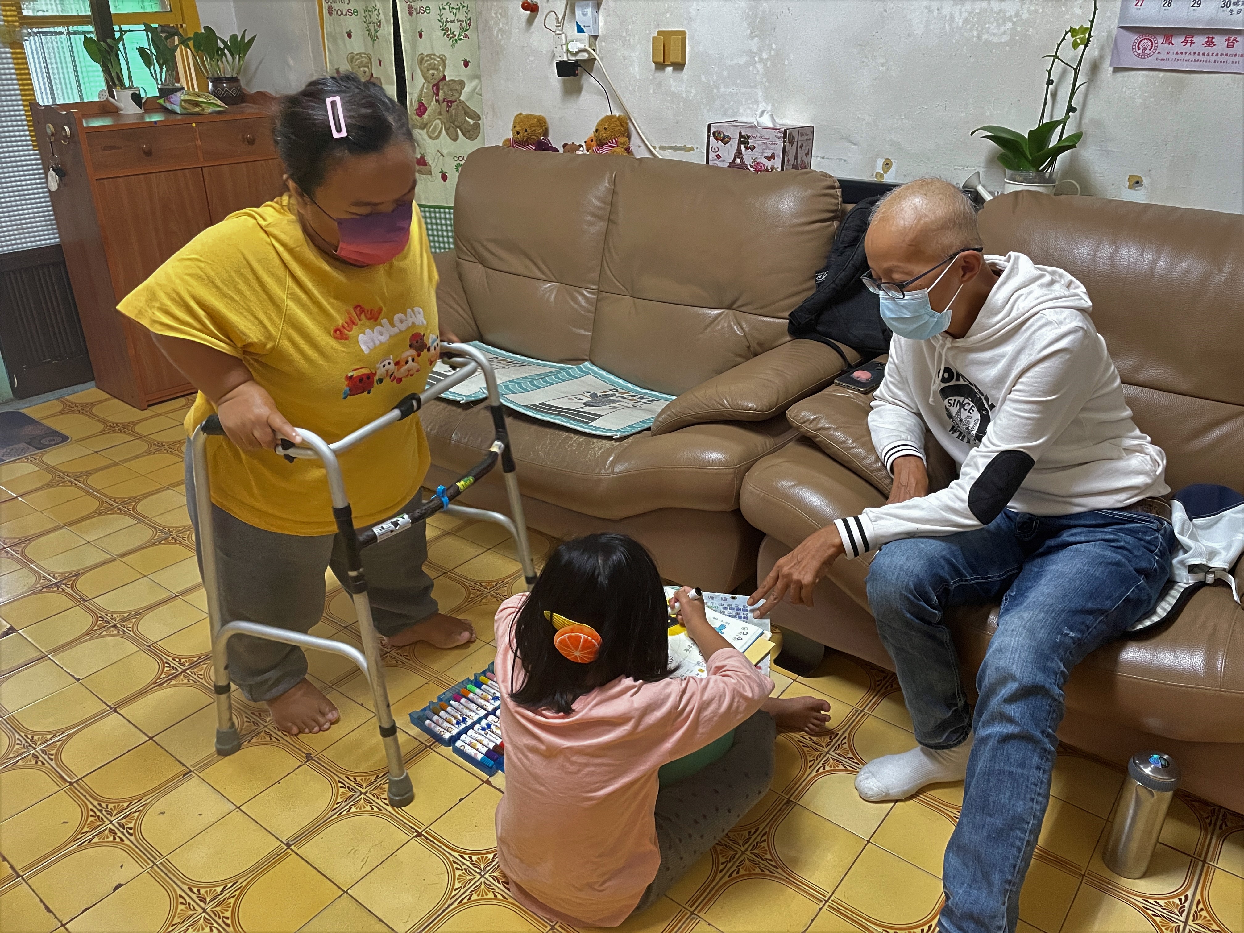 秀娟(右)與孩子暫住姐姐家,但姊姊(左)為侏儒症且脊椎術後須以助行器活動,難多協助,中為秀娟讀幼兒園小女兒。李佳玲攝 秀娟(右)與孩子暫住姐姐家,但姊姊(左)為侏儒症且脊椎術後須以助行器活動,難多協助,中為秀娟讀幼兒園小女兒。李佳玲攝