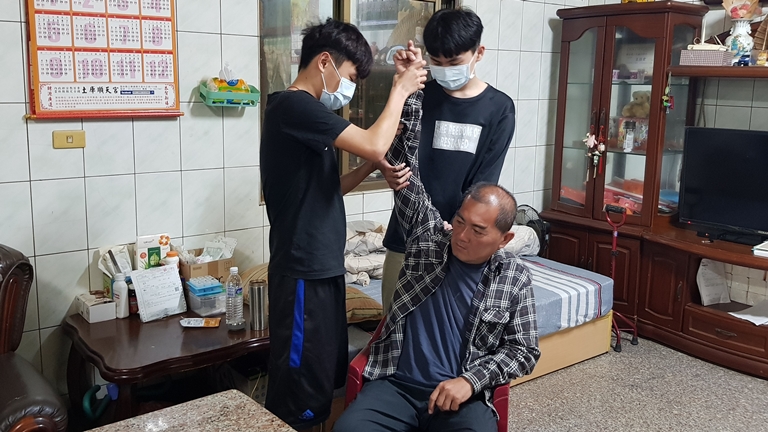 分別就讀高二及高一的小漢(左)、小祐(中)幫中風爸爸復健。韓旭爾攝 分別就讀高二及高一的小漢(左)、小祐(中)幫中風爸爸復健。韓旭爾攝