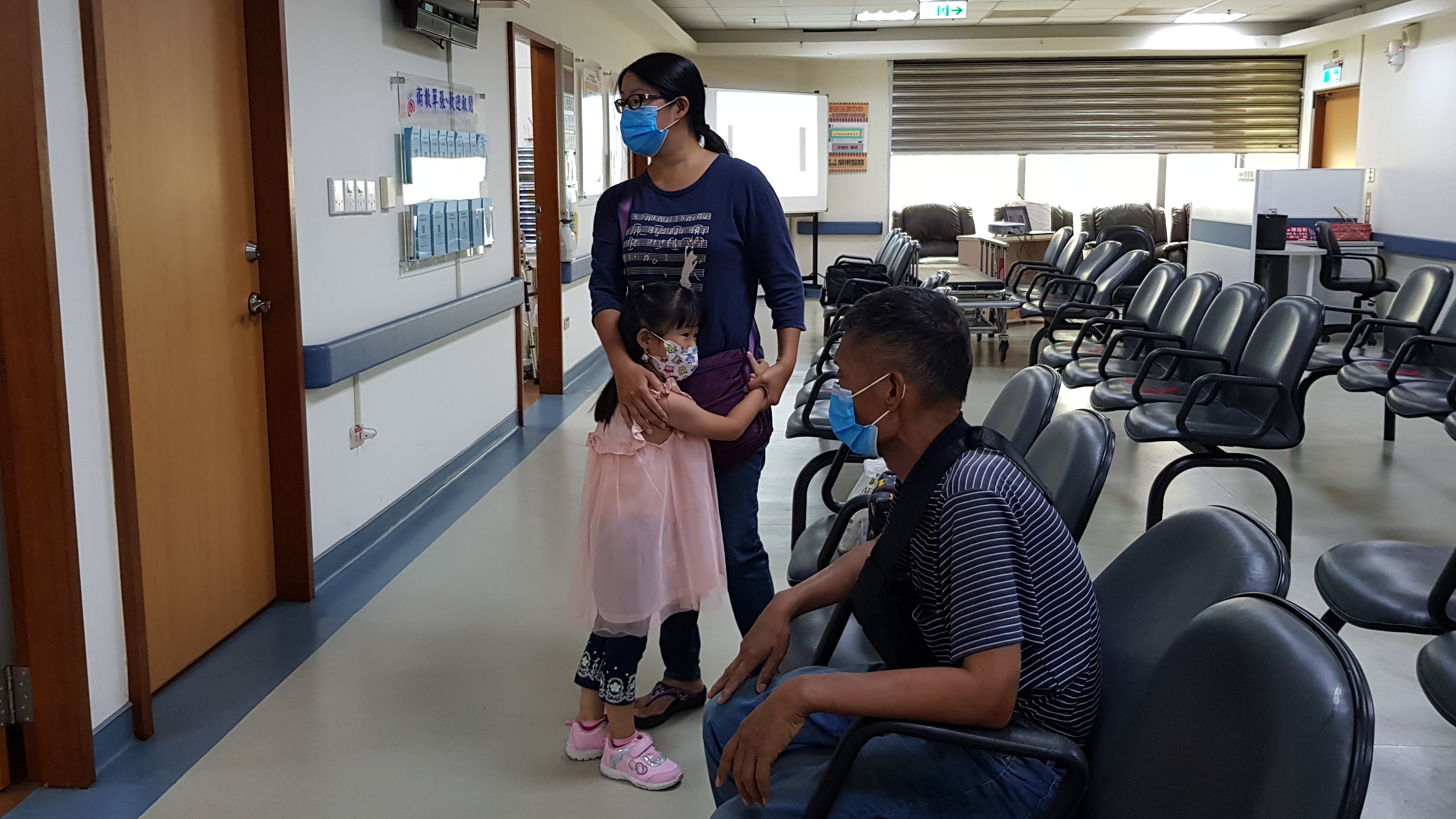 阿亭(後)陪先生阿淵(前)到醫院回診,也帶女兒小靜做構音異常復健。韓旭爾攝 阿亭(後)陪先生阿淵(前)到醫院回診,也帶女兒小靜做構音異常復健。韓旭爾攝