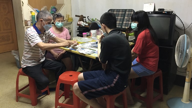 吳輝西(左一)患食道、下咽兩癌四期,他心裡牽掛身邊憨弱妻兒。向高彬攝 吳輝西(左一)患食道、下咽兩癌四期,他心裡牽掛身邊憨弱妻兒。向高彬攝