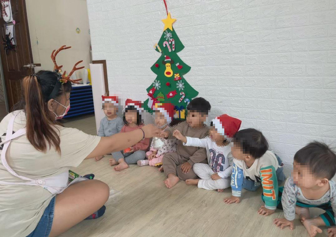 今年將自二技幼保系畢業小娟(左),課餘時間在托嬰中心上班支應家計。小娟提供 今年將自二技幼保系畢業小娟(左),課餘時間在托嬰中心上班支應家計。小娟提供