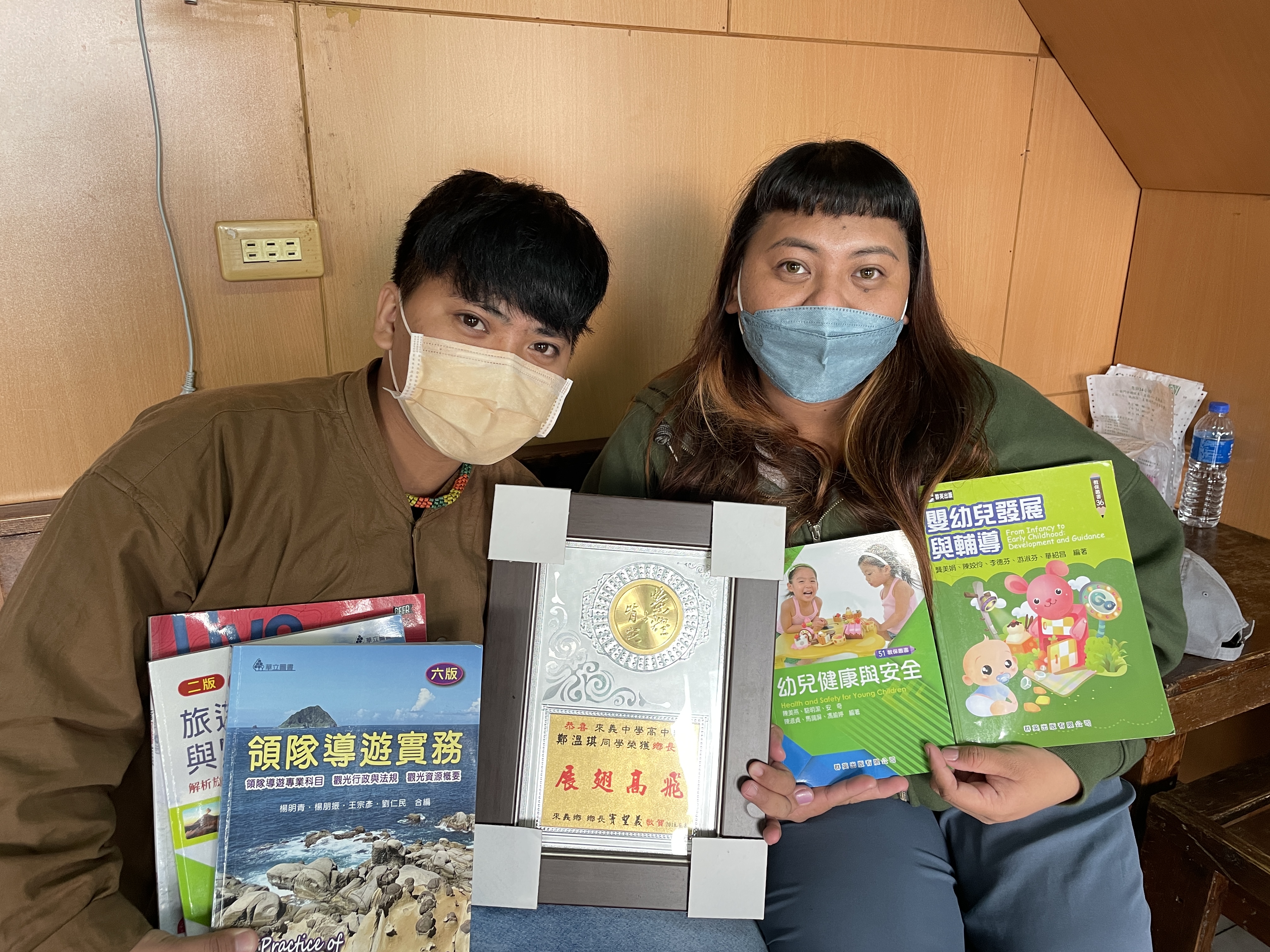 小娟(右)與妹妹小祺(左)為「蘋果助學專戶」從國小扶助至今學子,2人將於今年6月自二技及大學畢業。李佳玲攝 小娟(右)與妹妹小祺(左)為「蘋果助學專戶」從國小扶助至今學子,2人將於今年6月自二技及大學畢業。李佳玲攝