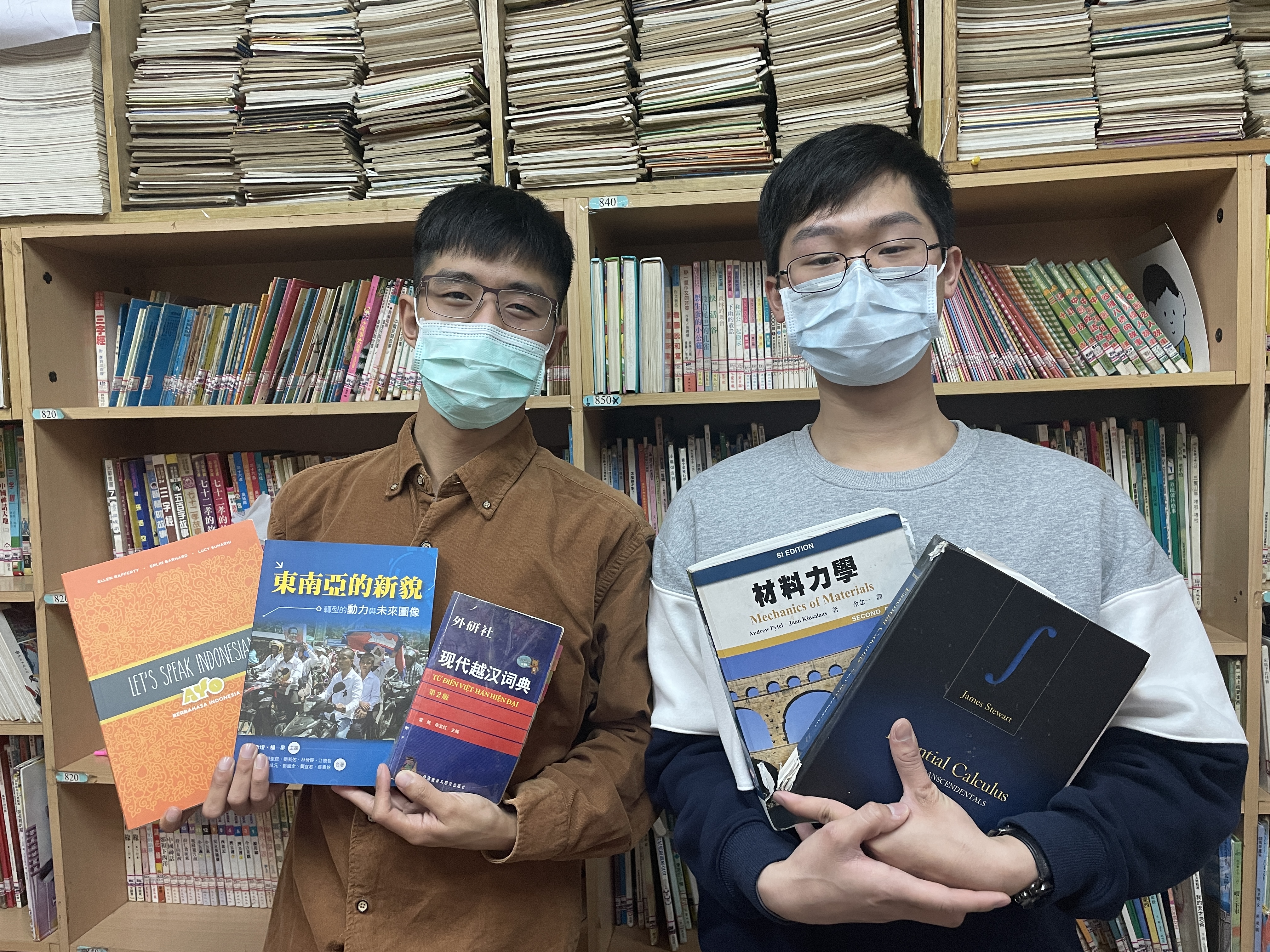 讀土木工程系小淵(右)與讀東南亞語言學系小聖(左)將於今年6月自大學畢業,2人皆已立定目標,希望畢業後順利前進。李佳玲攝 讀土木工程系小淵(右)與讀東南亞語言學系小聖(左)將於今年6月自大學畢業,2人皆已立定目標,希望畢業後順利前進。李佳玲攝