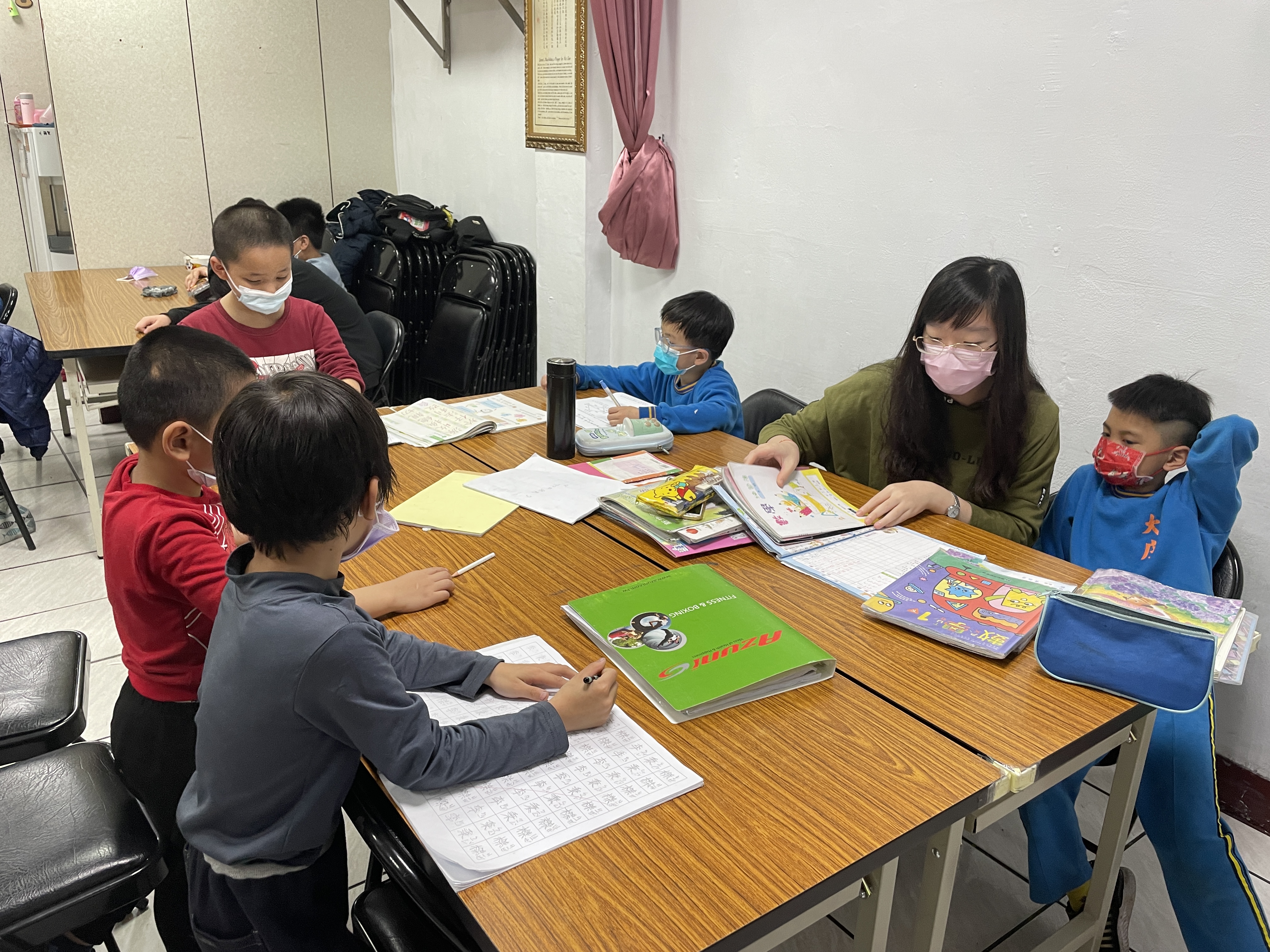 蘋果基金會支持新竹市基督教榮光全人關懷協會課輔班師資鐘點費,此團體於新竹香山區服務弱勢孩子,協力課輔及晚餐。李佳玲攝 蘋果基金會支持新竹市基督教榮光全人關懷協會課輔班師資鐘點費,此團體於新竹香山區服務弱勢孩子,協力課輔及晚餐。李佳玲攝