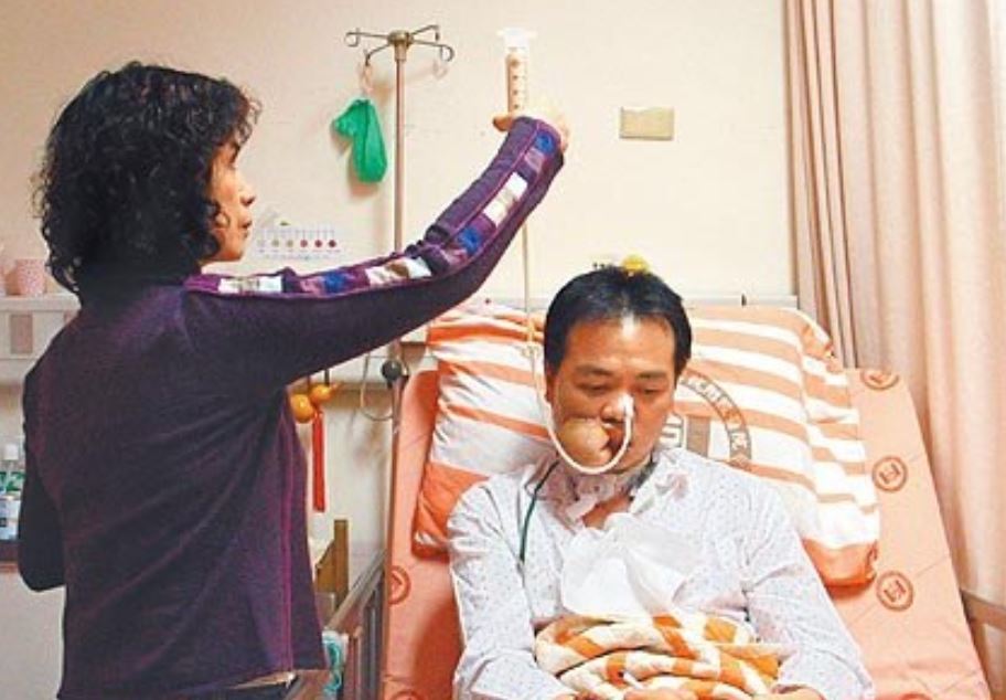 14年前阿崎罹癌住院時,一旁為照顧他的大姊。資料照(向高彬攝) 14年前阿崎罹癌住院時,一旁為照顧他的大姊。資料照(向高彬攝)