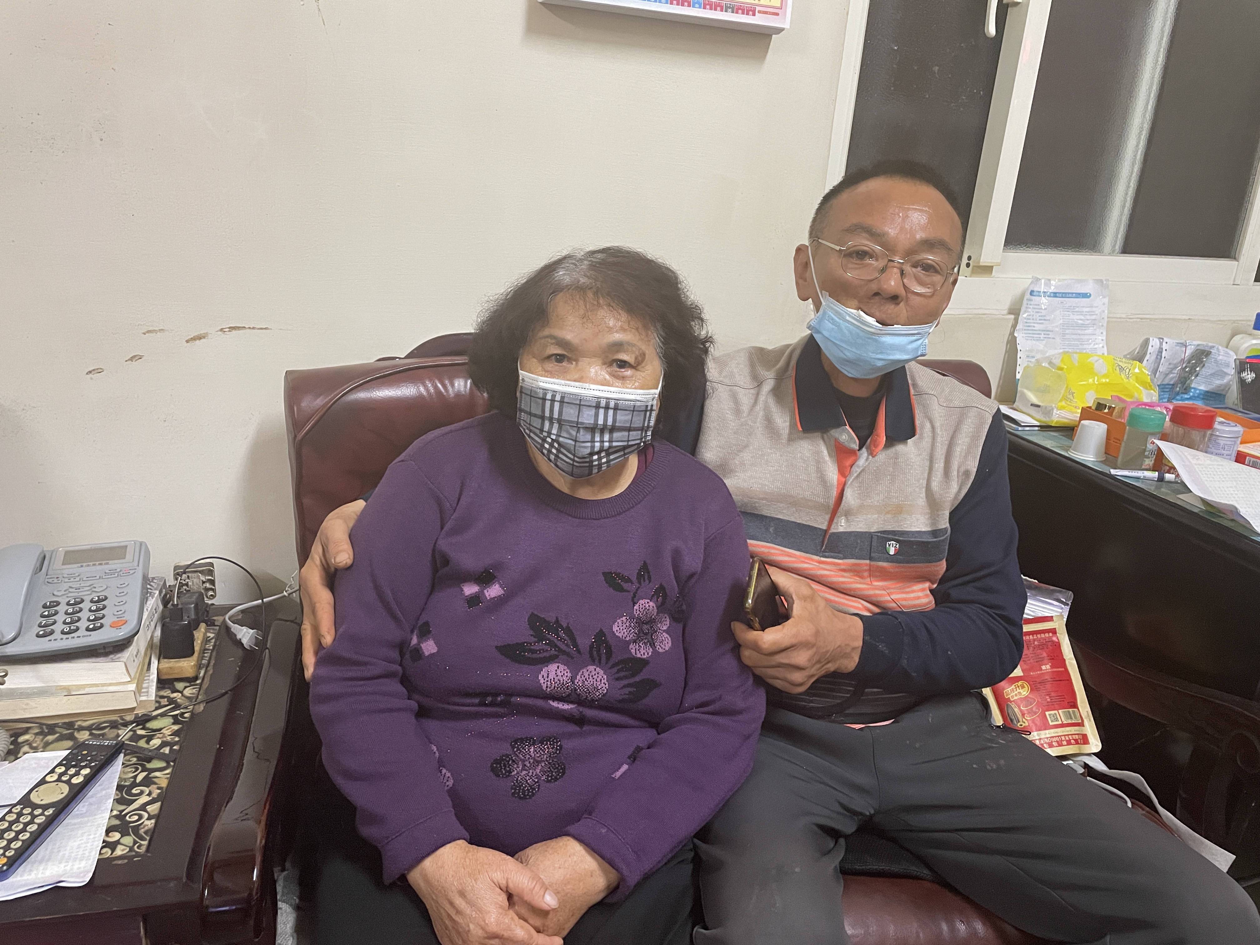 阿崎(右)與81歲老母一同感謝蘋果慈善基金會捐款人14年前的大愛。李佳玲攝 阿崎(右)與81歲老母一同感謝蘋果慈善基金會捐款人14年前的大愛。李佳玲攝